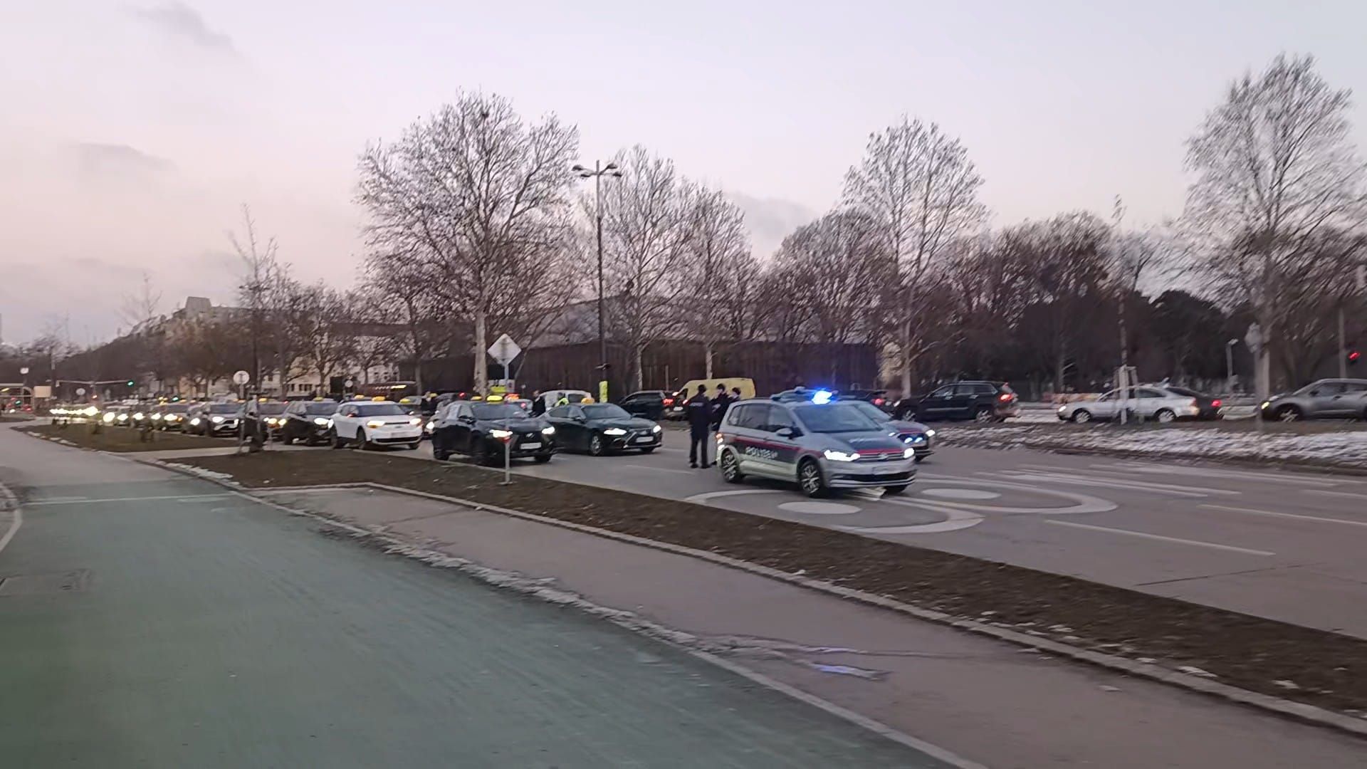 Taxi-Demo in Wien – Riesen-Stau gegen 16.30 Uhr am Praterstern.