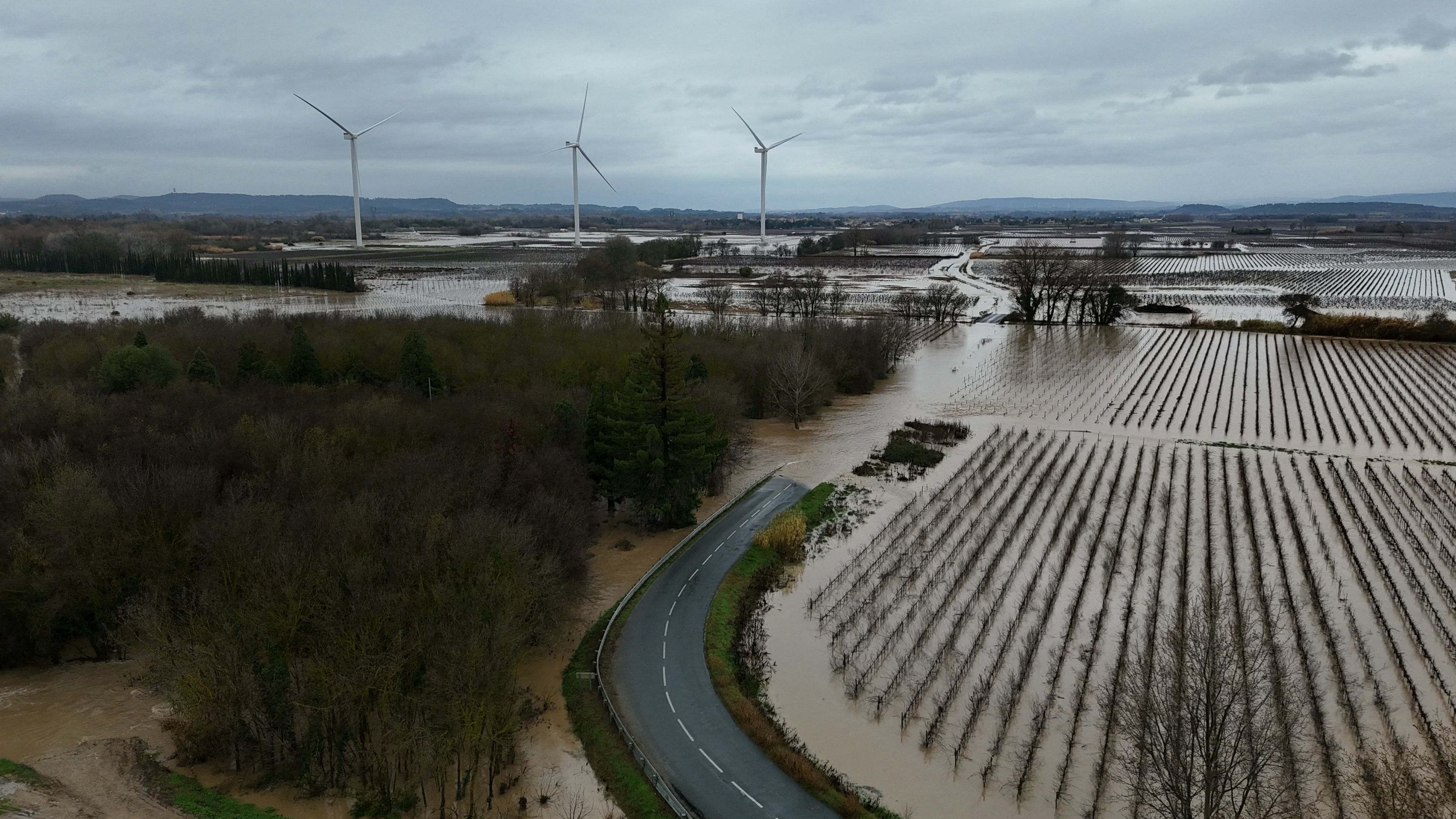Die Straße endet in den Fluten: Hochwasser des Flusses Aude nach heftigen Regenfällen im südwestlichen Coursan.