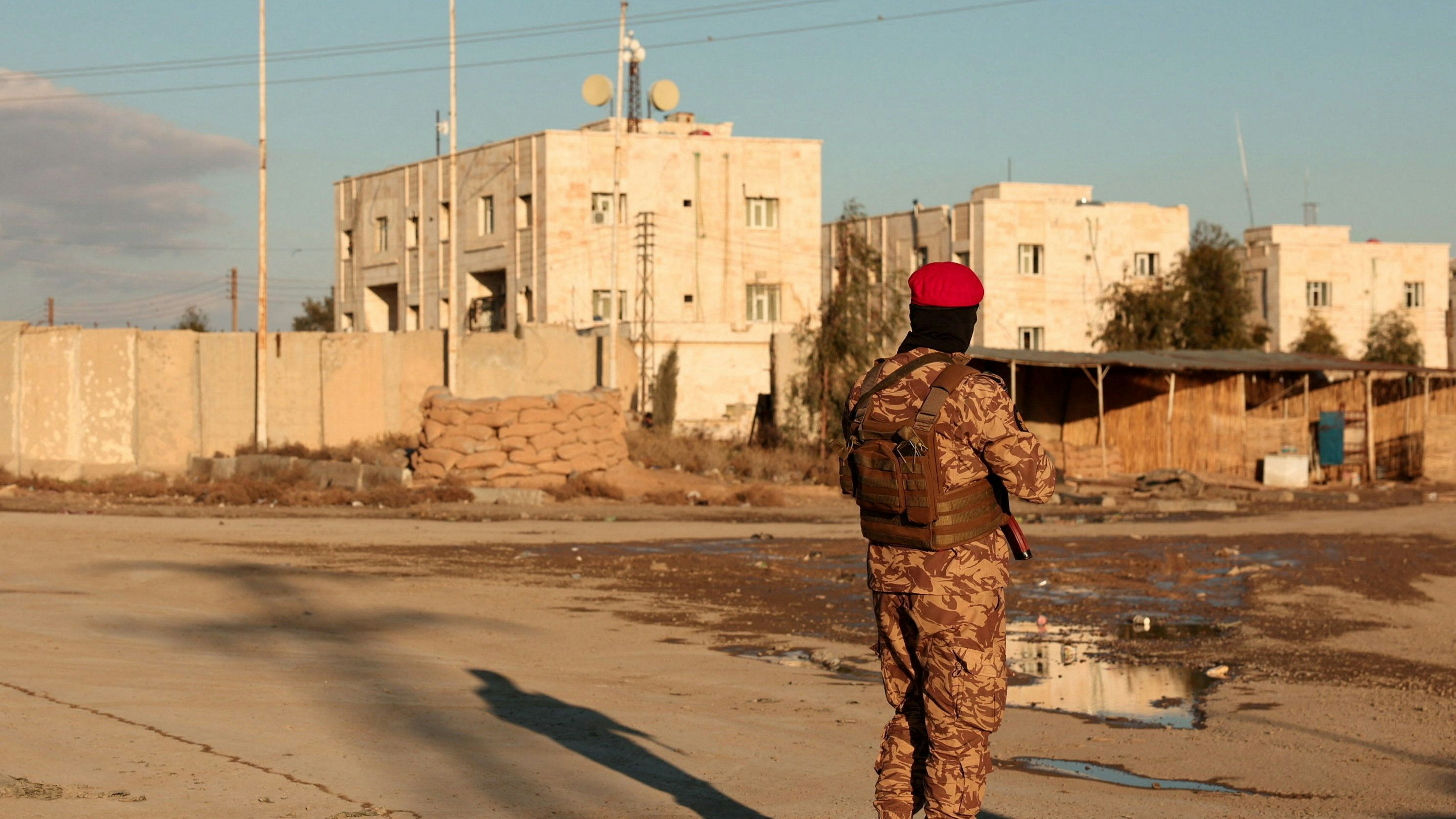 Ein syrischer Regierungssoldat vor dem Gefängnis der früheren IS-Hauptstadt Raqqa, aus dem nun zahlreiche IS-Kämpfer befreit worden sein sollen.