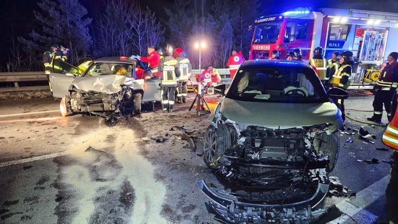 Bei einem schweren Unfall auf der Semmering Schnellstraße bei Gloggnitz wurden am Montagabend zwei Menschen verletzt, einer davon schwer. Die S6 wurde komplett gesperrt.