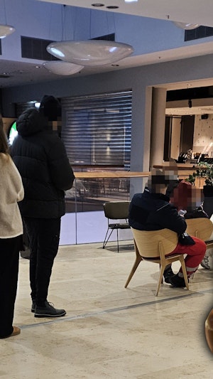 Starbucks Bear Cup sorgt in Wien für Ansturm: Hunderte Fans stehen Schlange für den limitierten Bären-Becher und Kaffee in der Shopping-Mall.