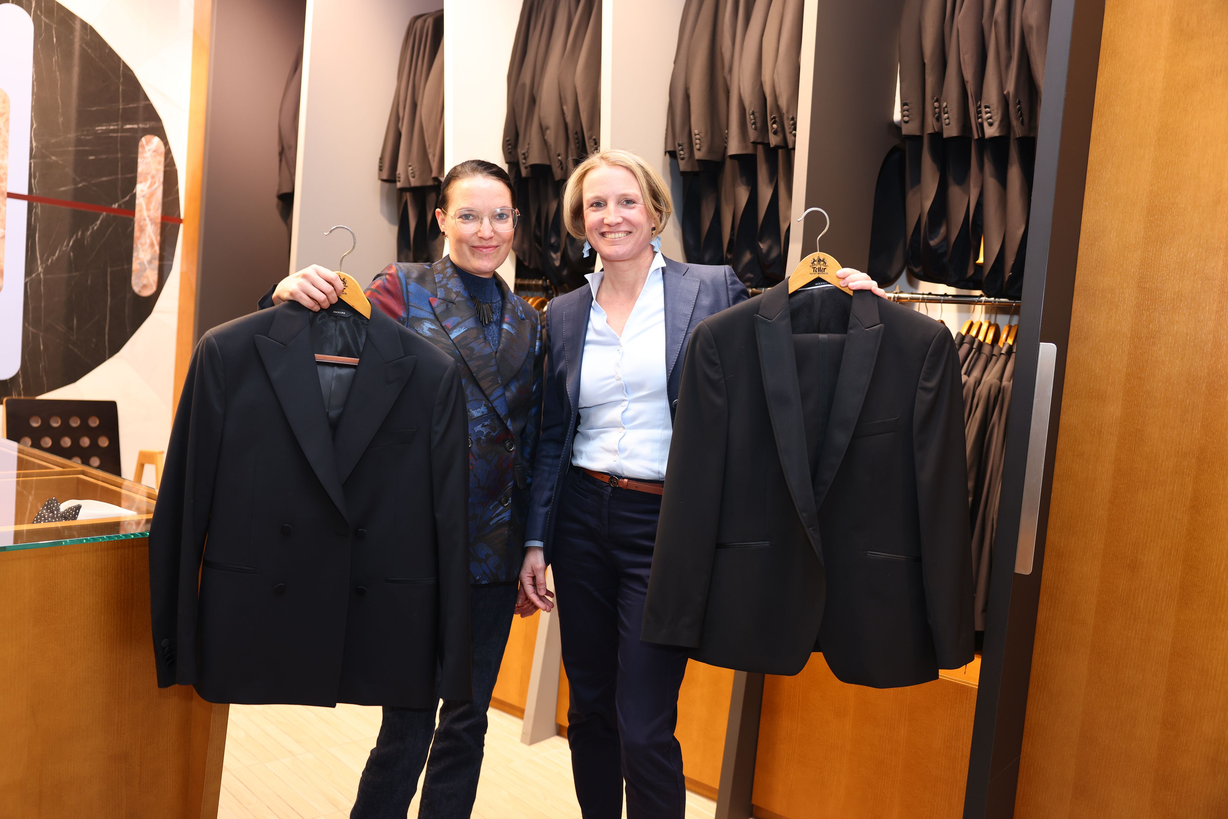 Katharina Weilig und Maria Hagler (v.l.) sind die Geschäftsführerinnen des Herrenmodehauses 