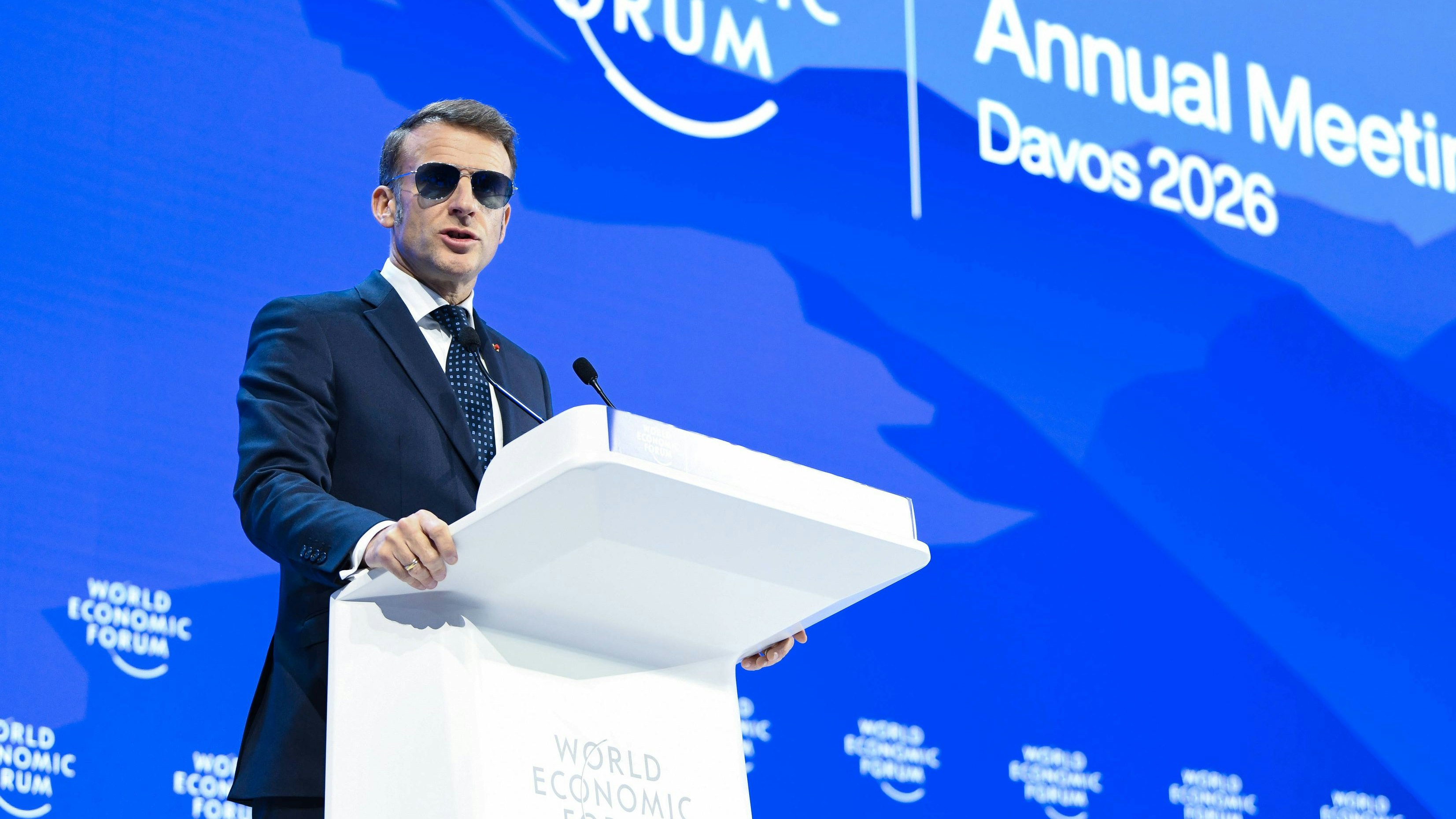 Heute.at - Darum spricht Macron am WEF mit Sonnenbrille
