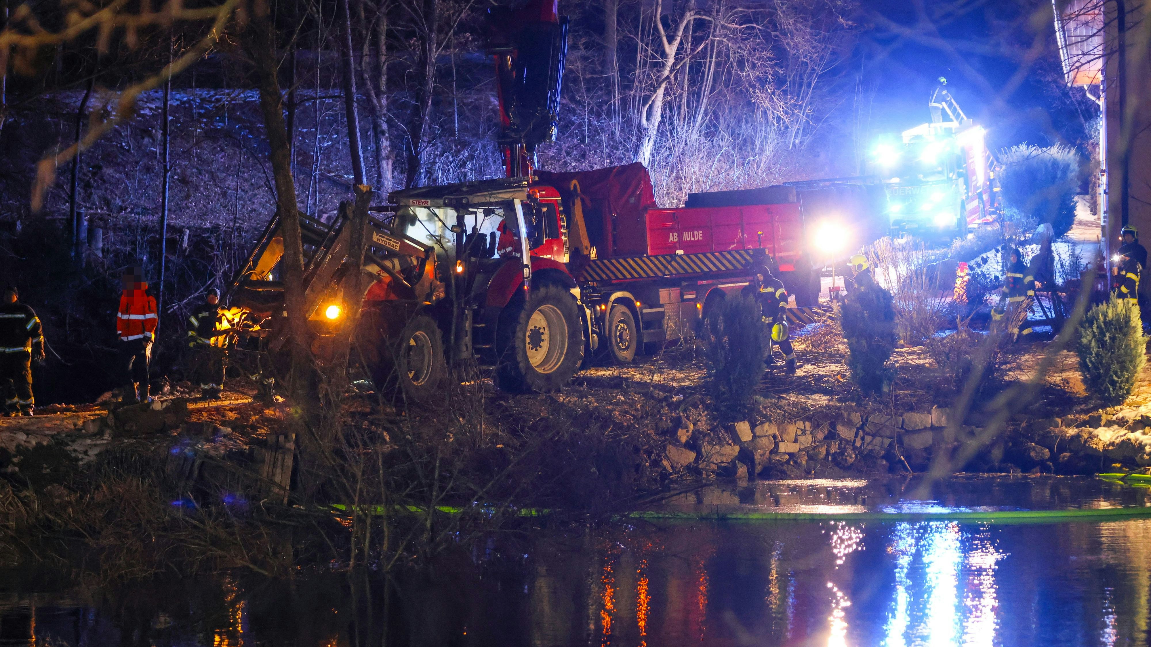 Heute.at - Traktor bei Unfall in Piberbach in Teich gestürzt