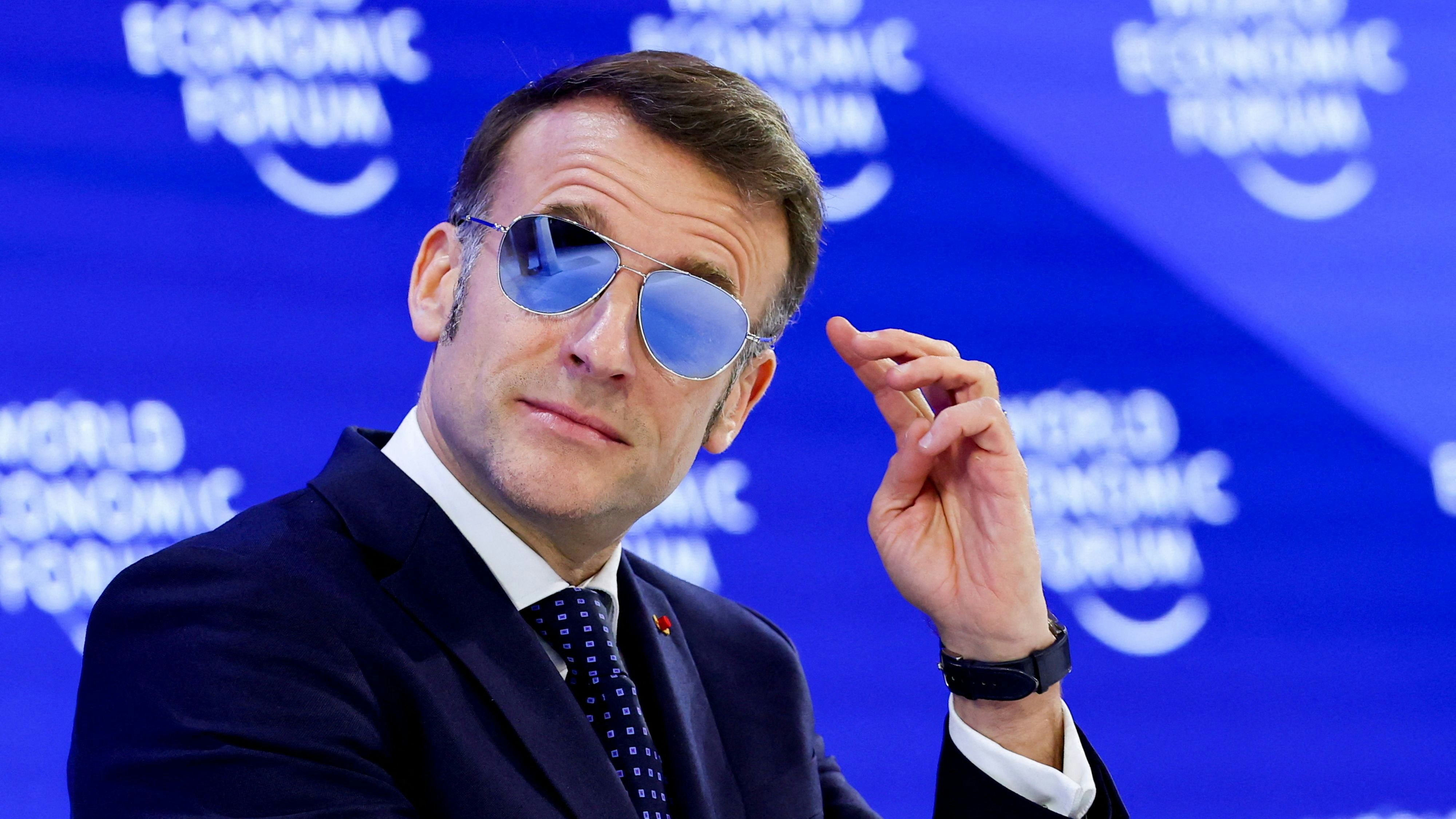 Frankreichs Staatschef Emmanuel Macron trug wegen einer Augenentzündung in Davos eine Sonnenbrille