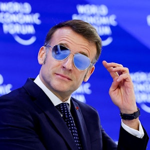Der seltsame neue Kult um die Brille von "Top Gun"-Macron