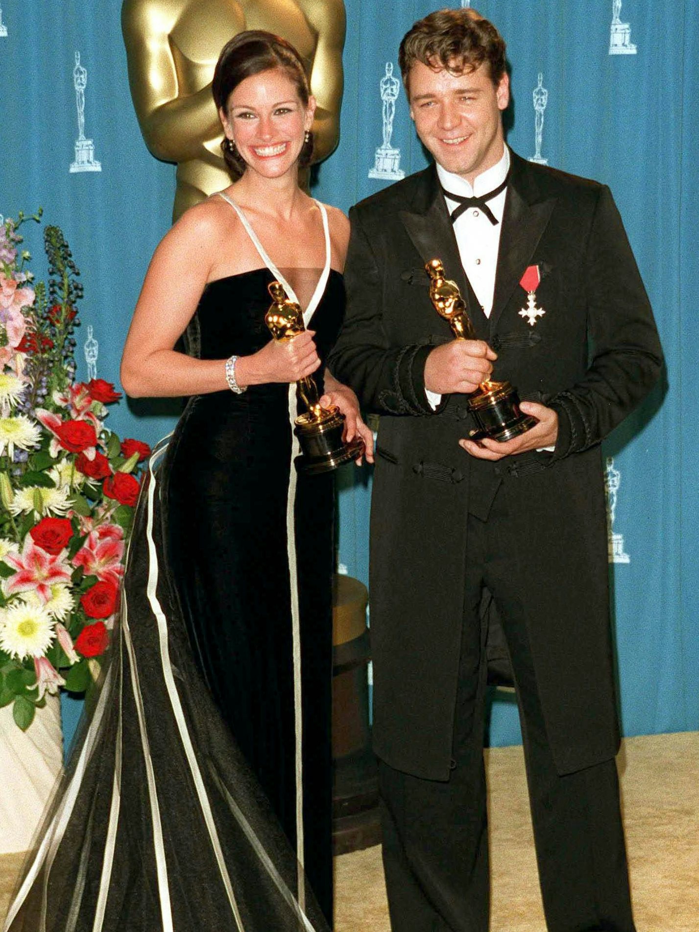 Julia Roberts und Russell Crowe als Oscar-Gewinner. Roberts trug dabei ein Kleid von Valentino, das bis heute zu den schönsten Oscar-Roben zählt.