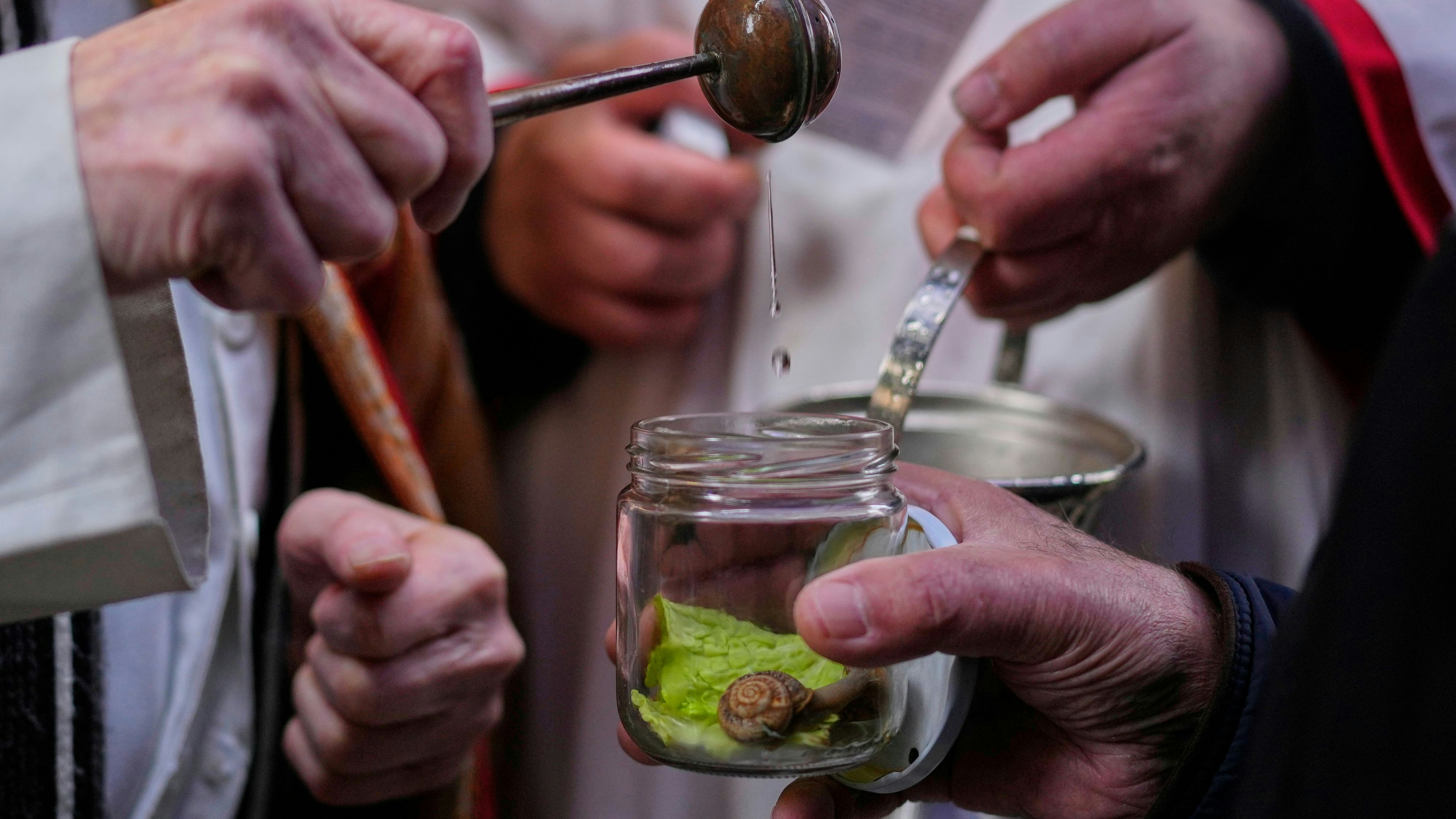 Heute.at - Flexibel! Priester segnet sogar Tier in Marmeladeglas