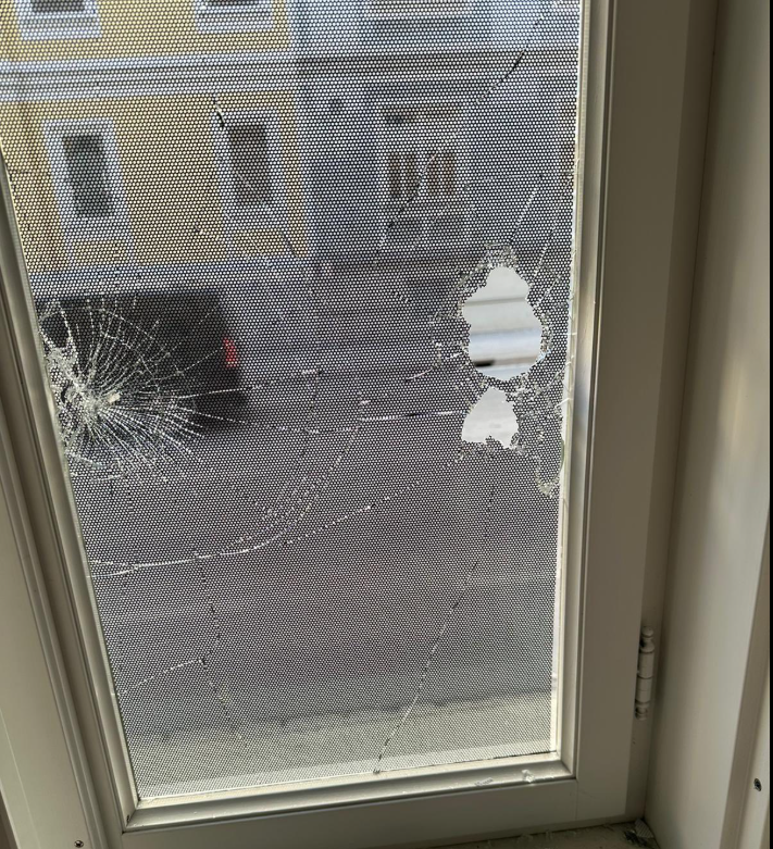 Die Scheiben des FPÖ-Bürgerbüros wurden eingeschlagen.