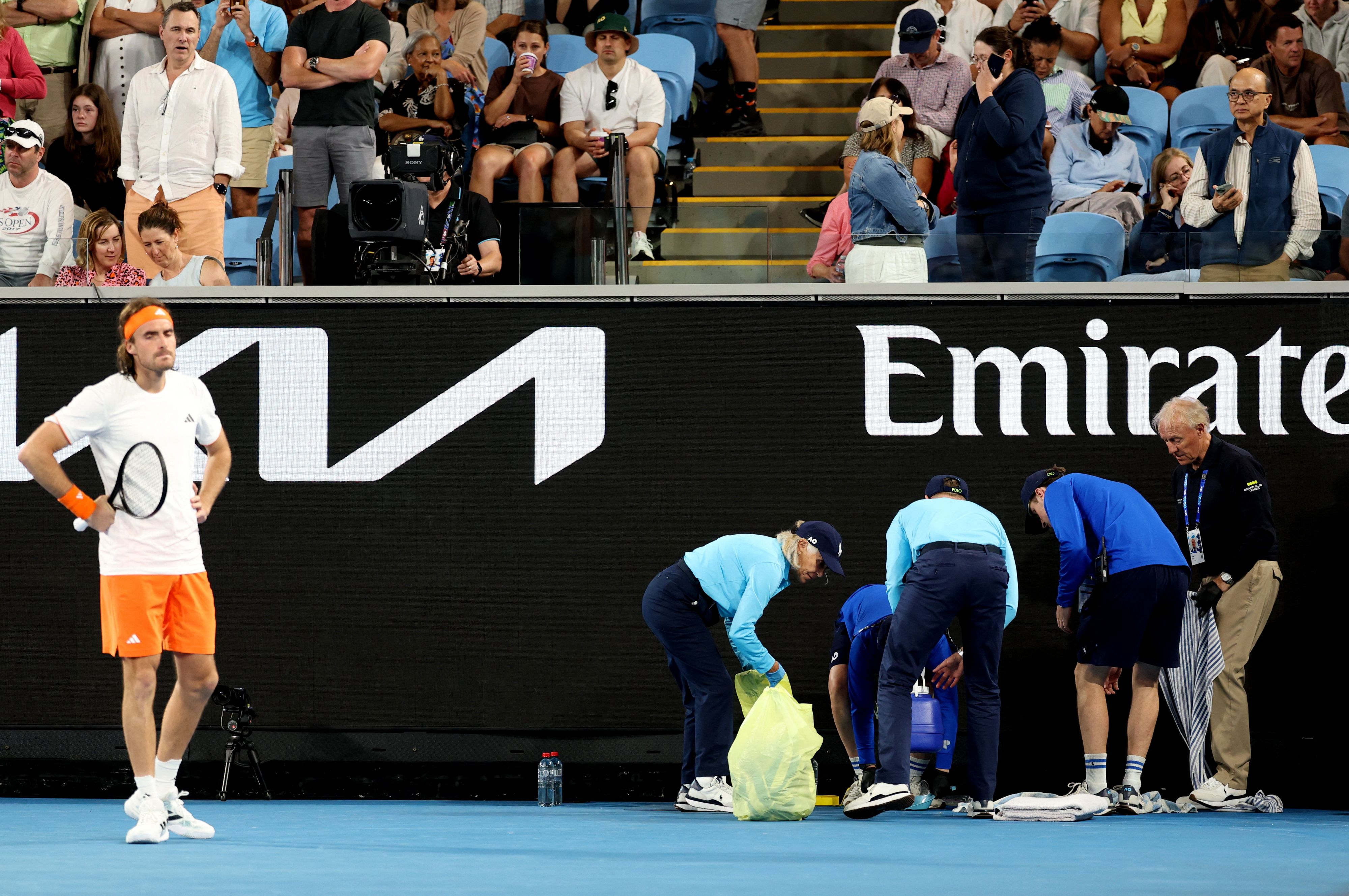 Ein Ballbub hat sich während des Erstrunden-Afutritts von Stefanos Tsitsipas auf den Court übergeben. 
