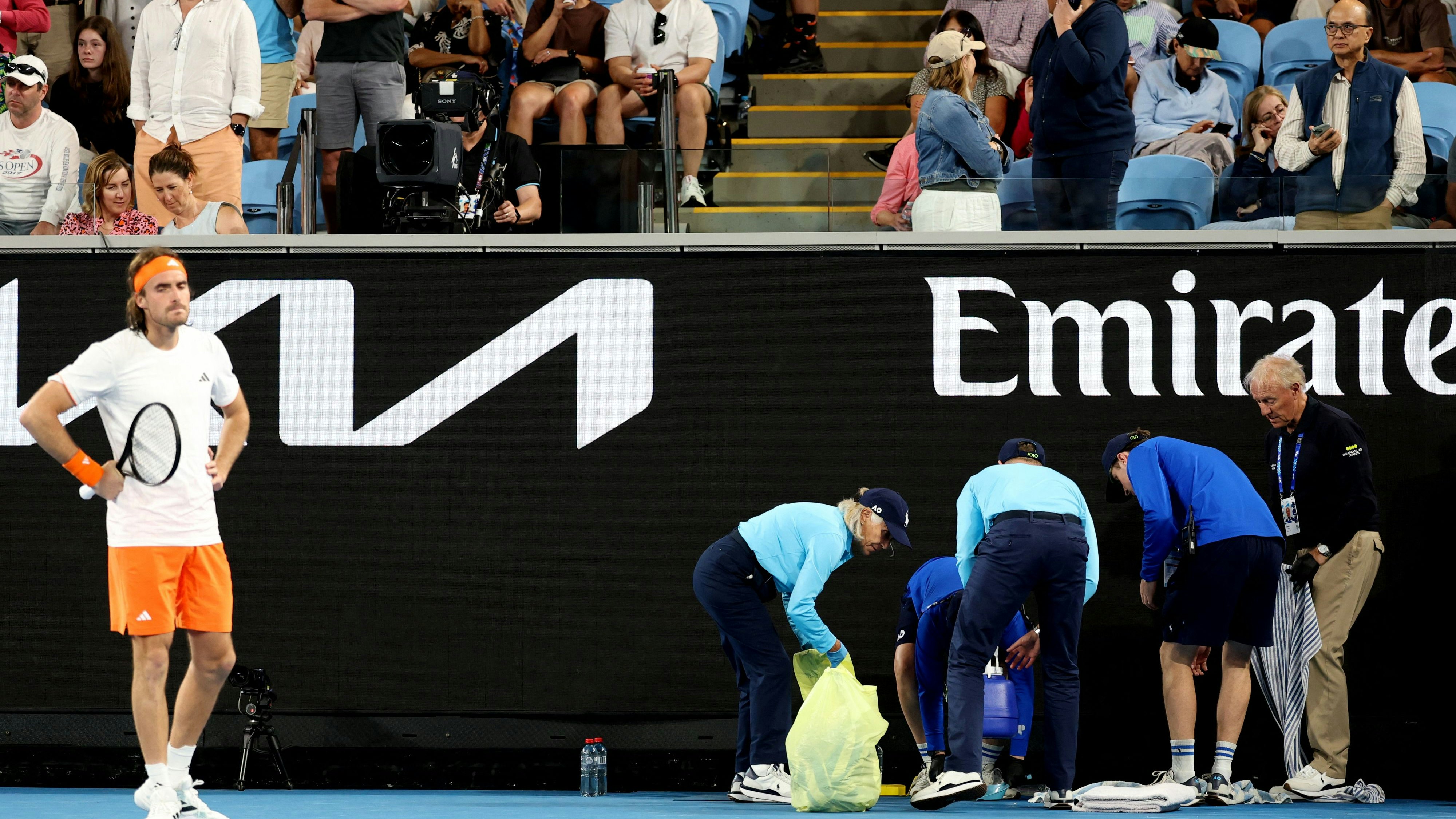 Heute.at - Ballbub übergibt sich während Spiel auf dem Feld