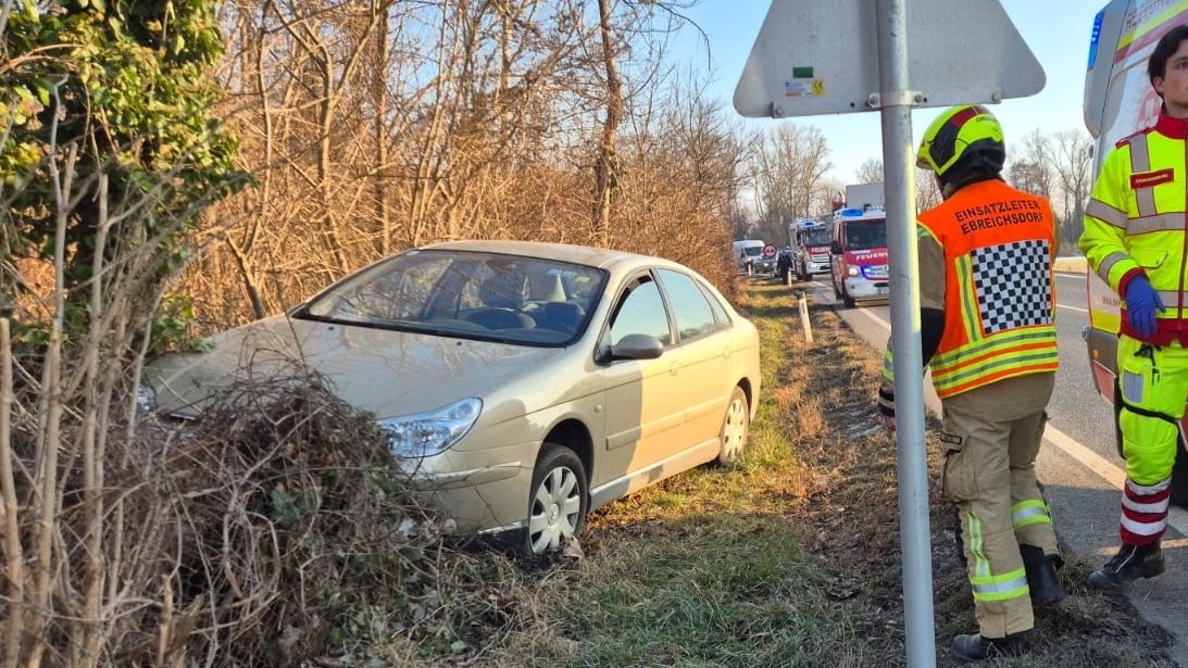 Heute.at - Mann wird am Steuer bewusstlos und prallt gegen Baum