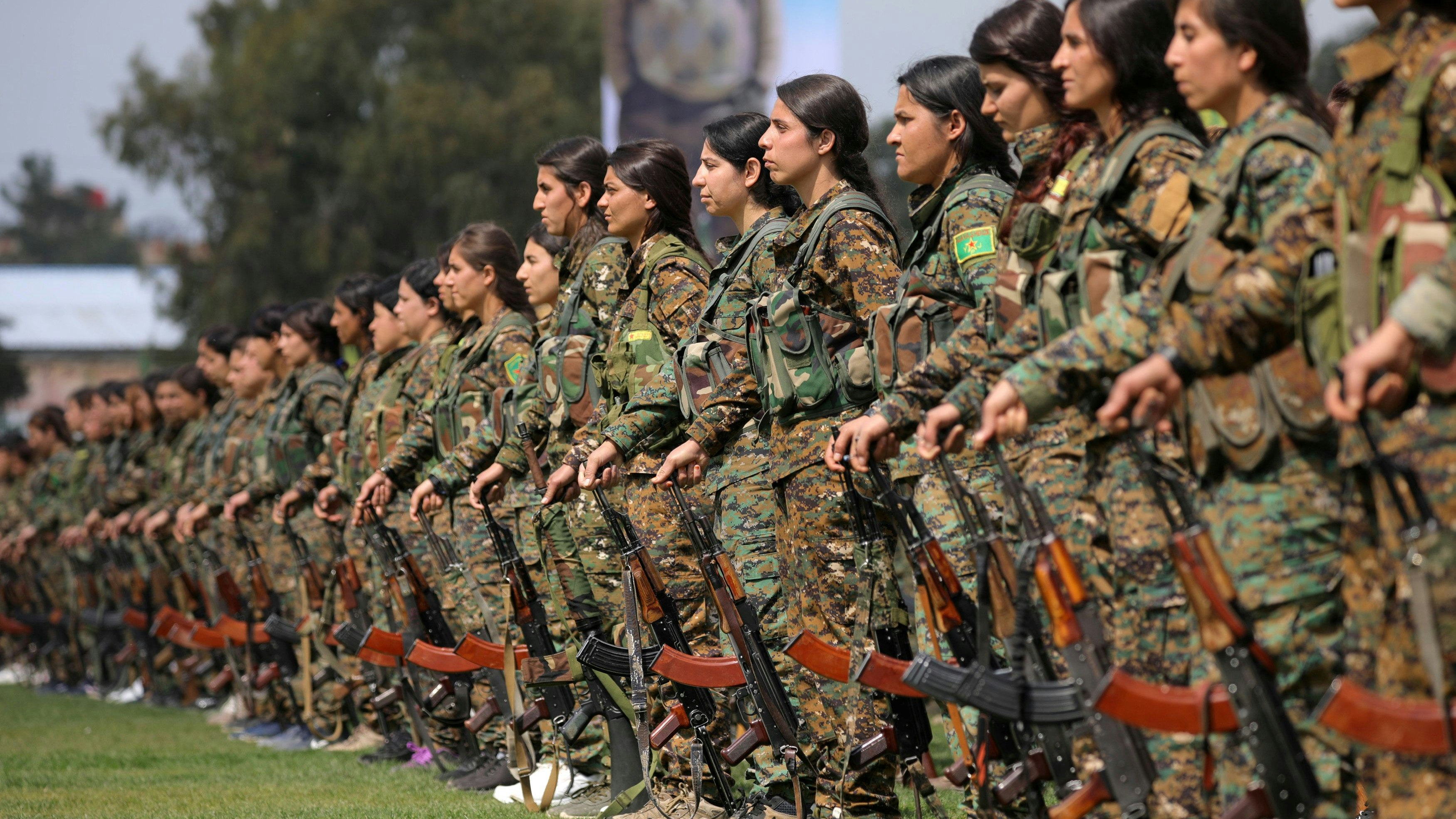Kurdische Kämpferinnen der YPJ bei einer Feier über den Sieg gegen den Islamischen Staat in Qamishli 2019.