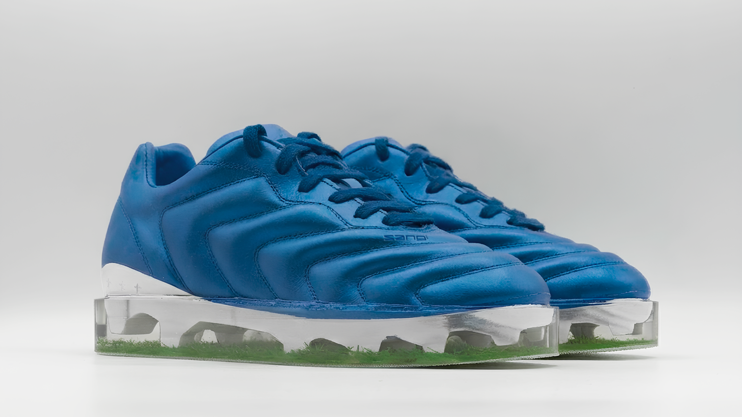 Der "goldene Schlapfen" ist hier ein Blauer. Die limitierte Edition wird in verschiedenen Farben, darunter Rot und Weiß, erscheinen.