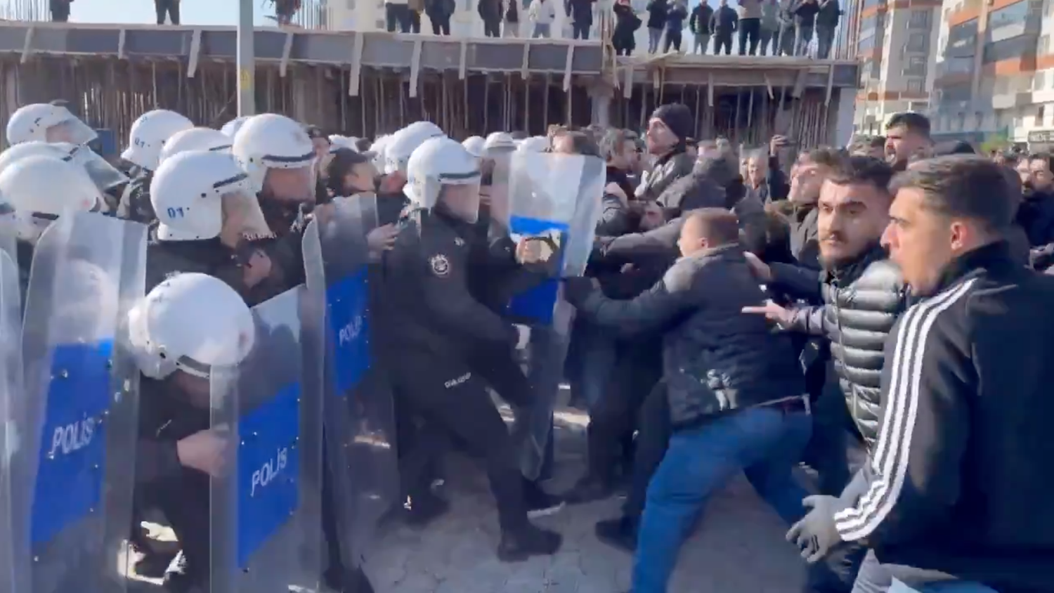 Kurdische Demonstranten überrannten die türkischen Sicherheitskräfte bei einer Demonstration in Solidarität mit den syrischen Kurden – hunderte stürmten danach über die Grenze nach Syrien.