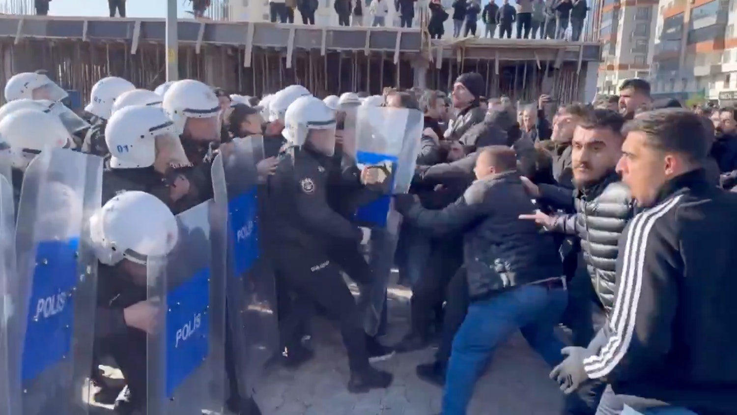 Tränengas und Wasserwerfer – Hilfe für Kurden : Hunderte überrennen türkische Grenze