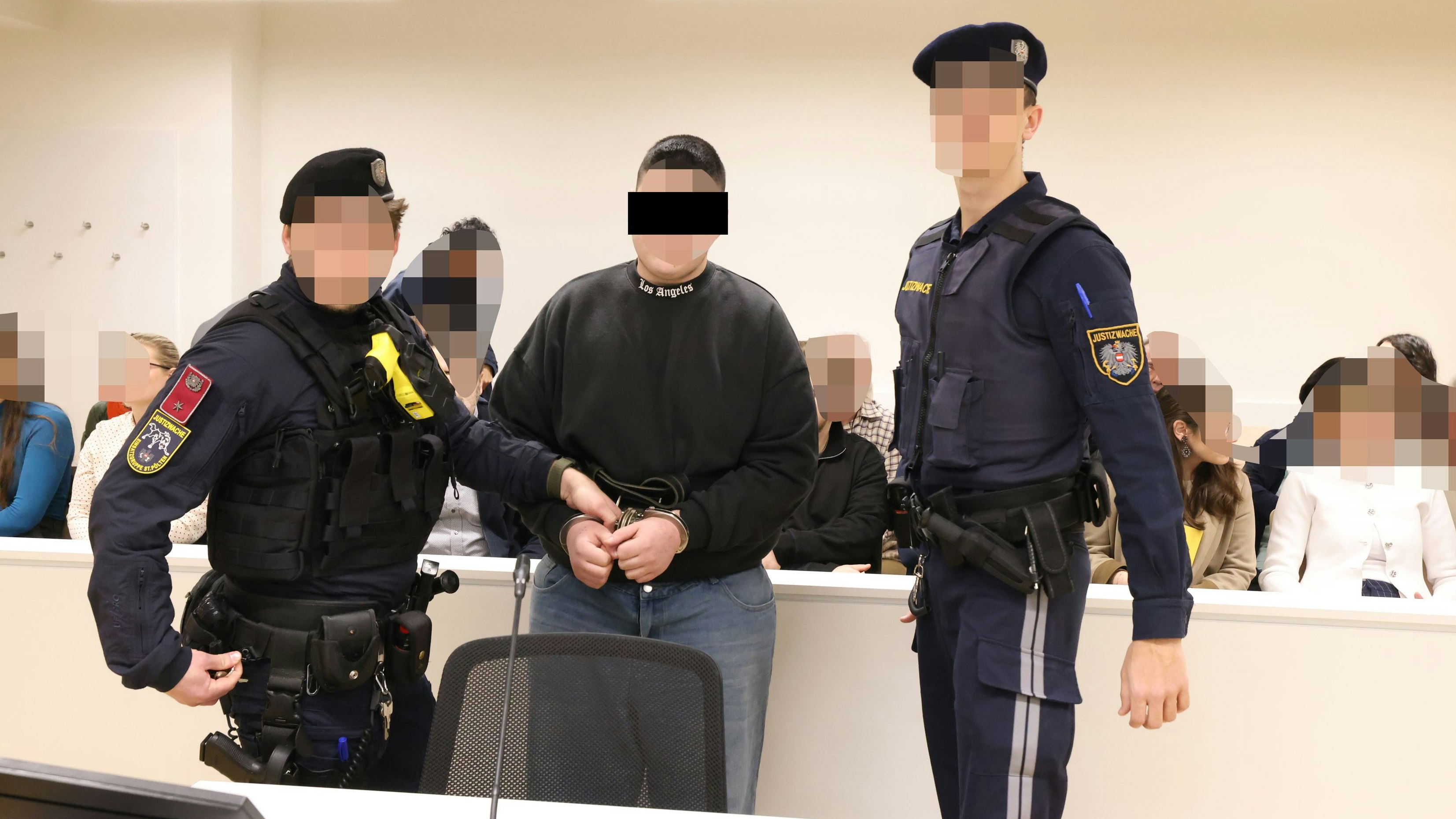 Sackerl über Kopf gezogen – Häftling in Zelle fast getötet : Mörder als Lebensretter