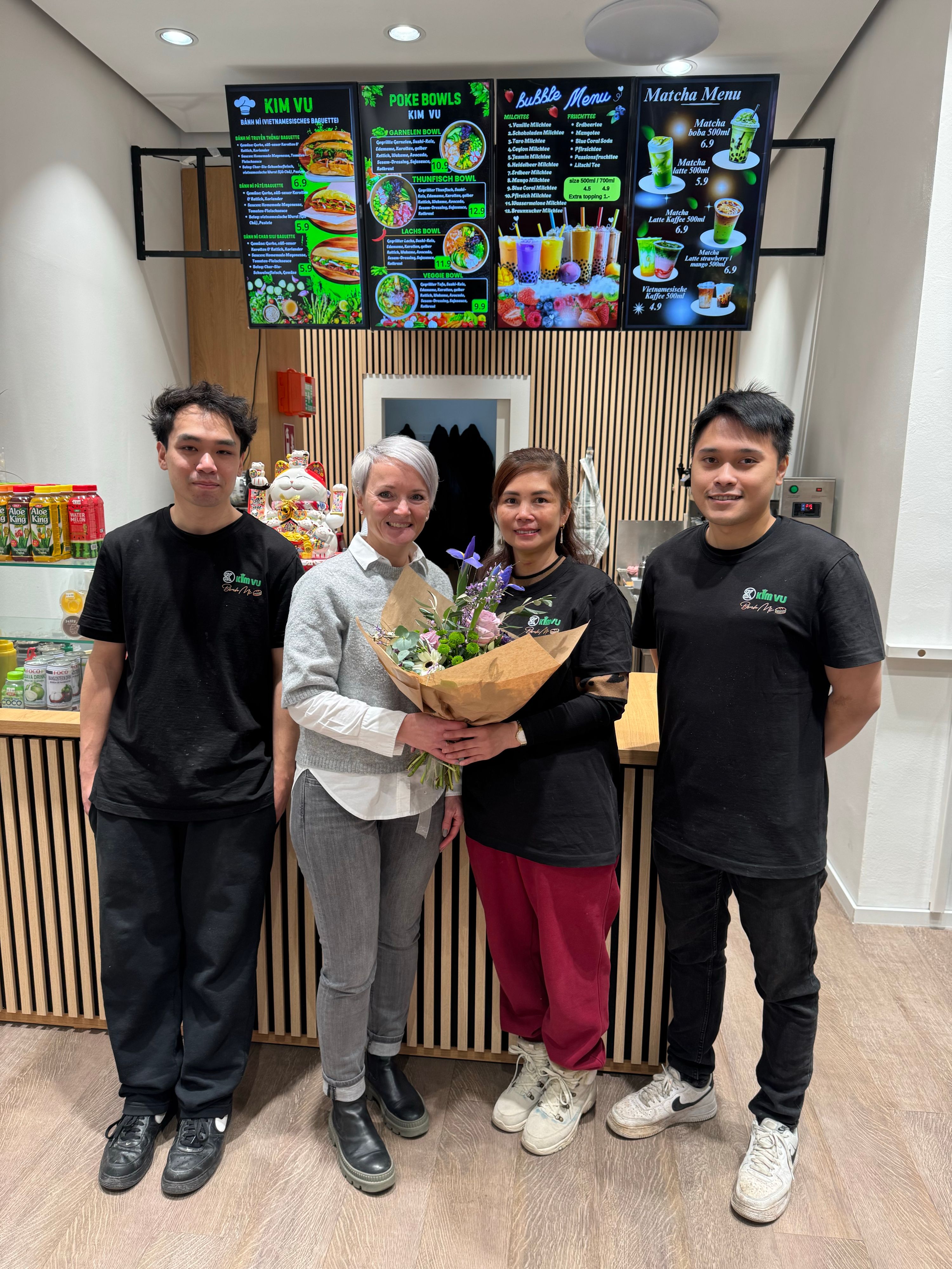 Das Kim&nbsp;vũ-Banh&nbsp;mi hat Ende Dezember eröffnet (v.l.n.r.): Mitarbeiter Cong Duy Chu,  Sabine Riederer, stellvertretende Centerleitung Rosenarcade Tulln, Inhaberin Oanh Vuthikim und Mitarbeiter Ngoc Chien Nguyen.