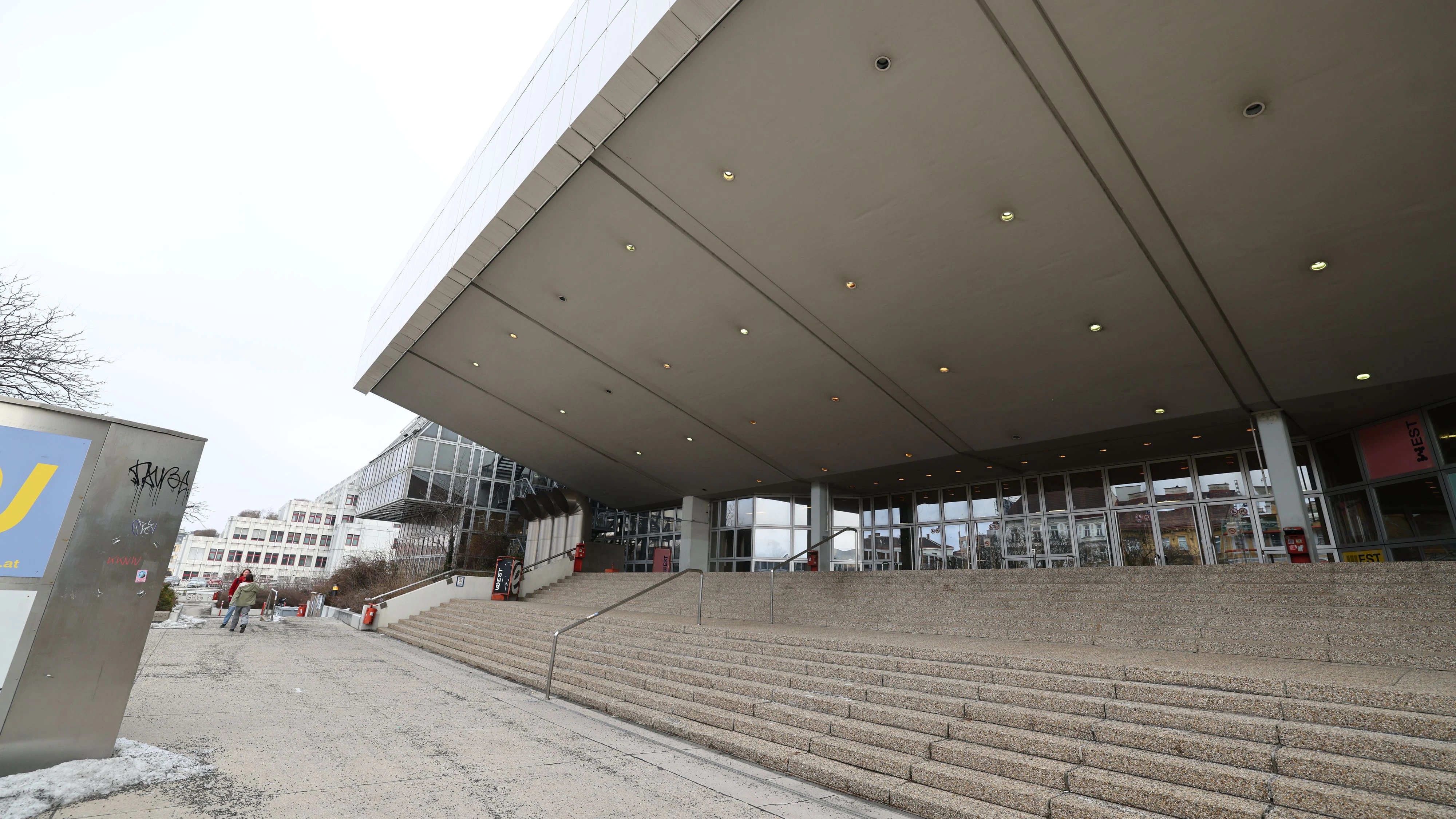 Das Gebäude wird von Asbest befreit.