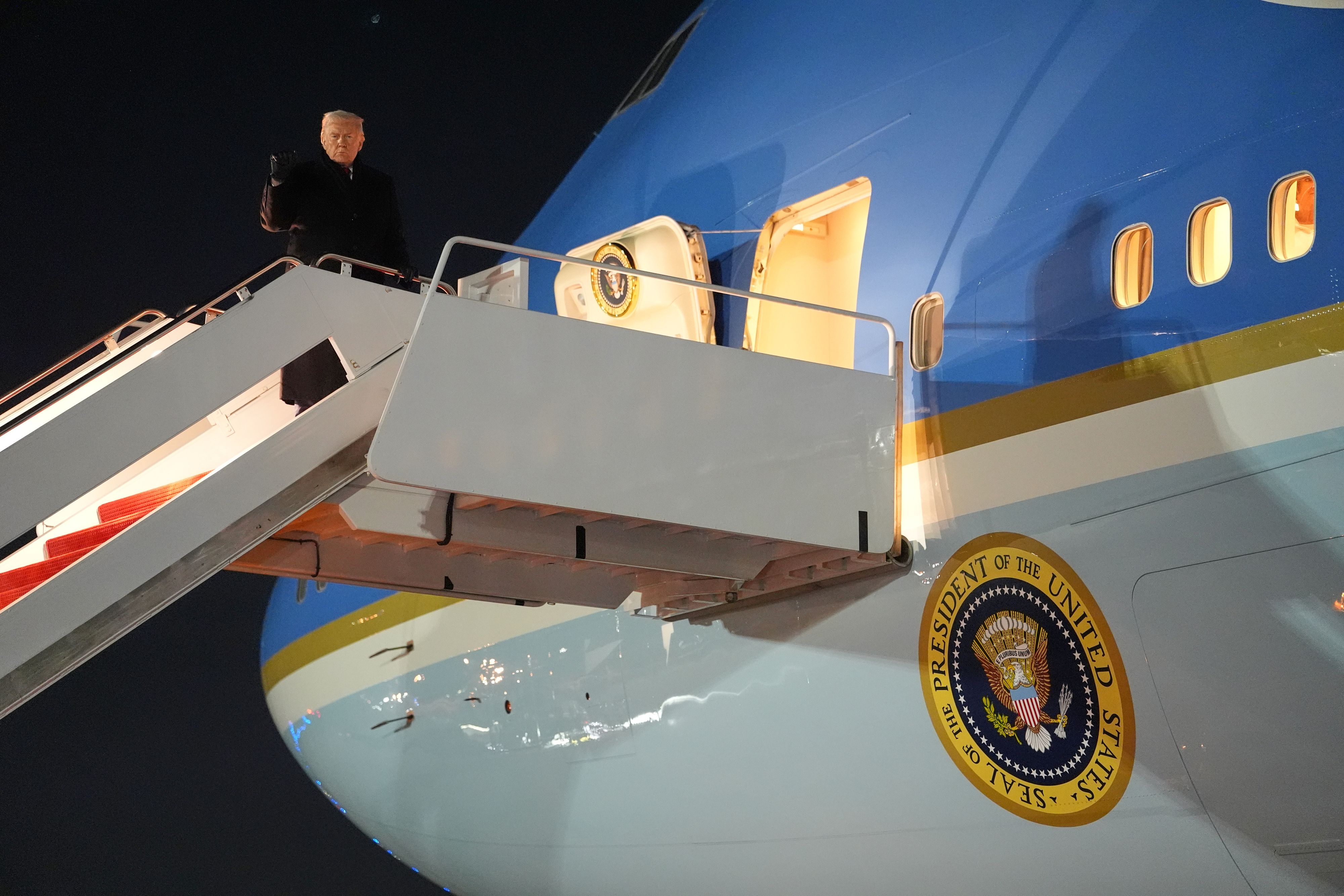 Trump musste mit der Air Force One wegen eines Elektro-Problems umdrehen und auf eine andere Maschine umsteigen