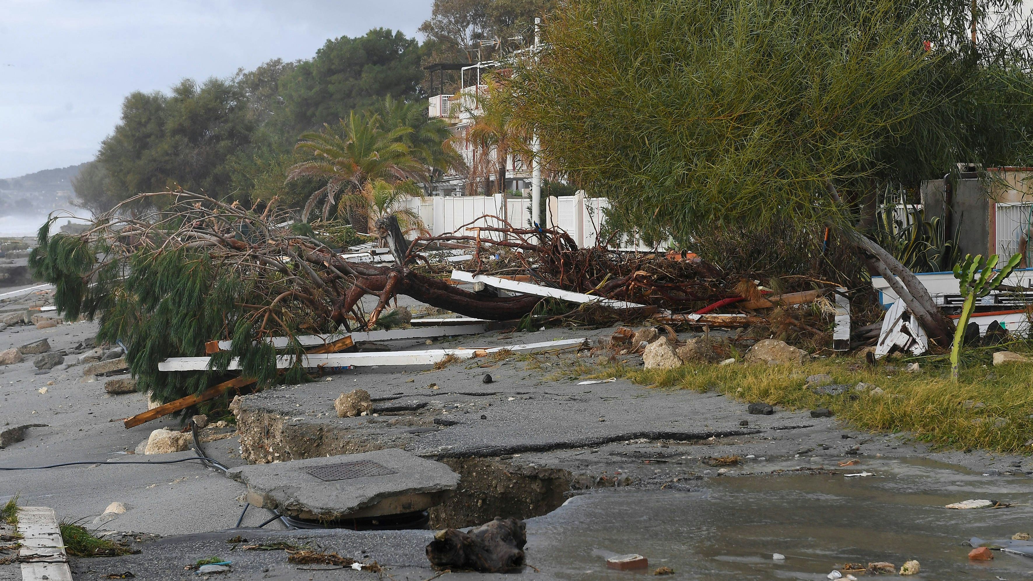 Höchste Warnstufe ausgerufen – Zehn Meter hohe Wellen ! Zyklon verwüstet Urlaubsinseln