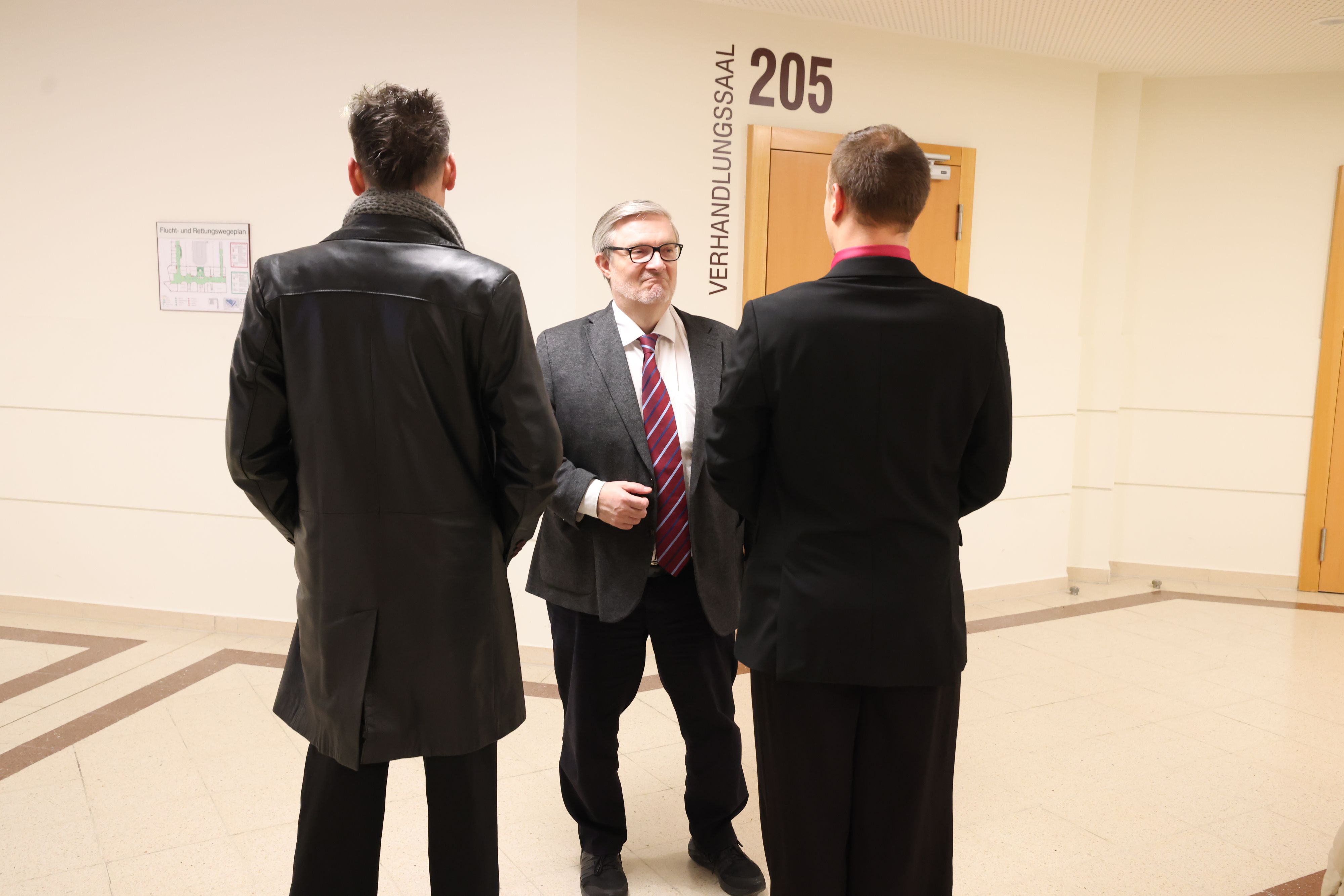 Strafverteidiger Roland Friis (m.) mit seinem Mandanten (r.) und dessen Partner. 