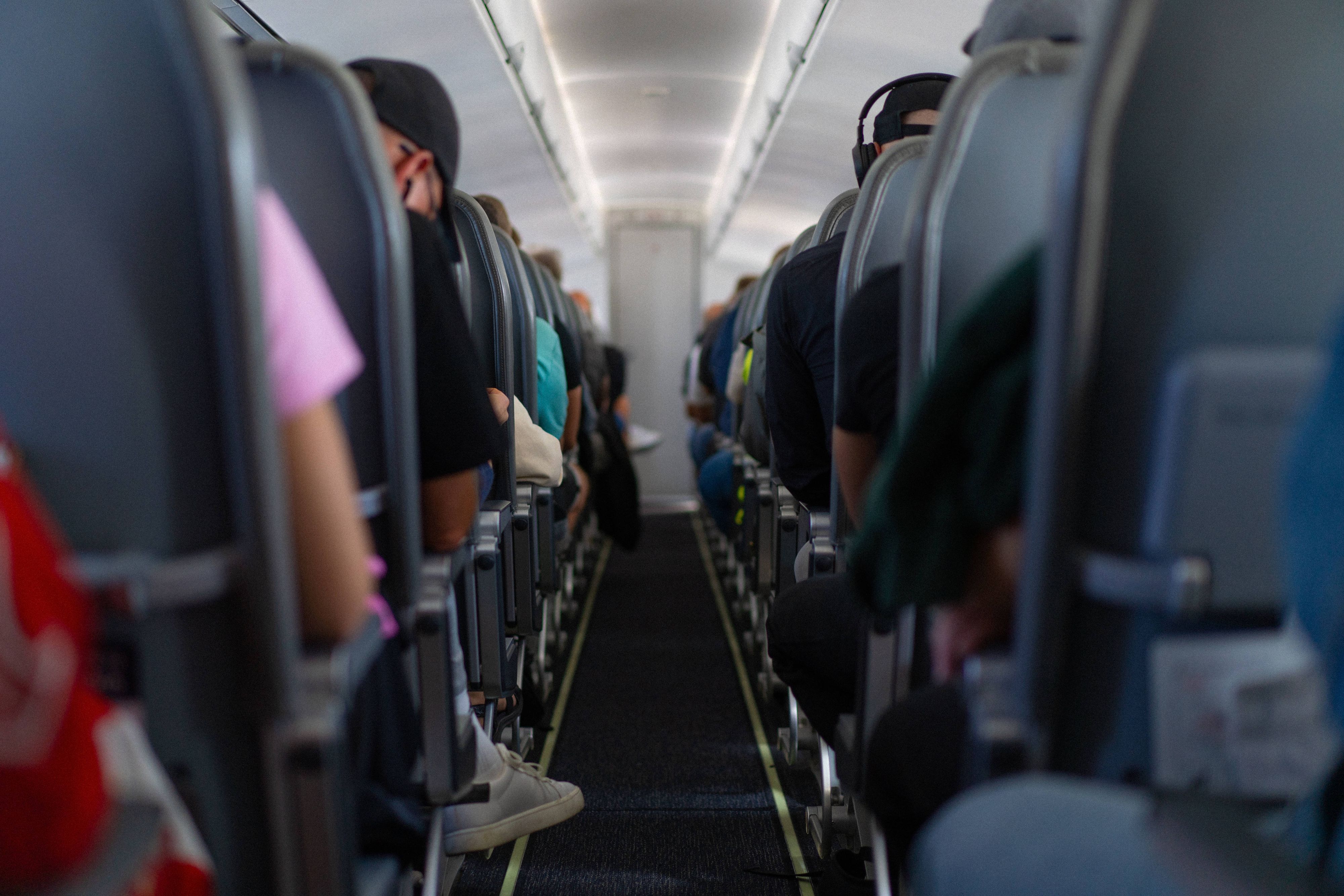Die engeren Sitzplätze im Flugzeug sorgen für Ärger bei den Passagieren.
