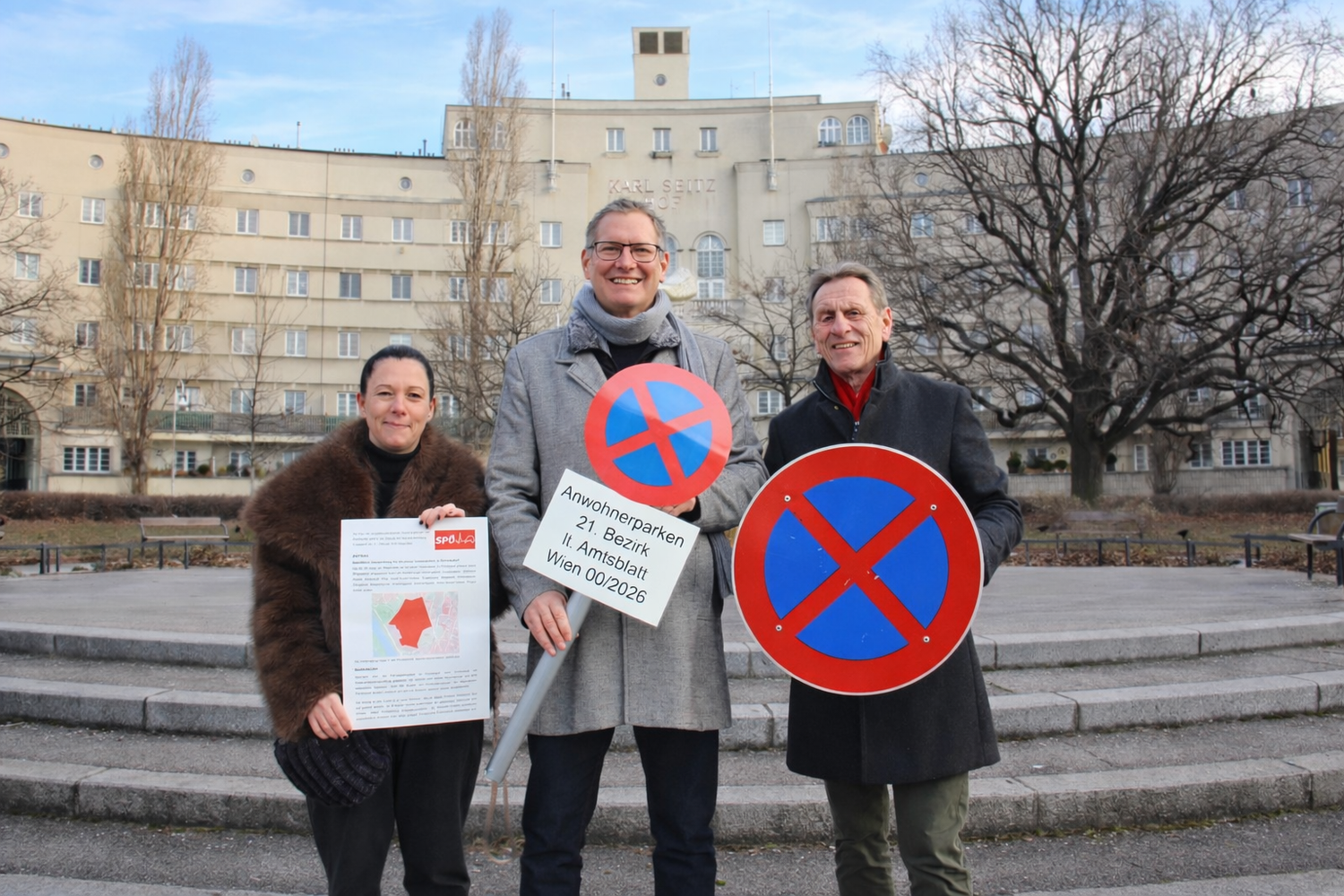 Floridsdorfs Bezirkschef Georg Papai (SPÖ, Mitte) lässt die Möglichkeit von Anrainerparkplätzen prüfen.