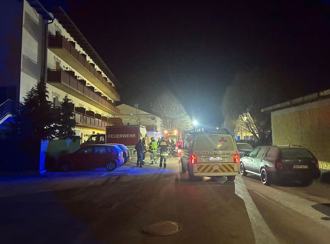 Eine Person war in akuter Lebensgefahr, sie wurde aus der Wohnung gerettet und medizinisch versorgt.