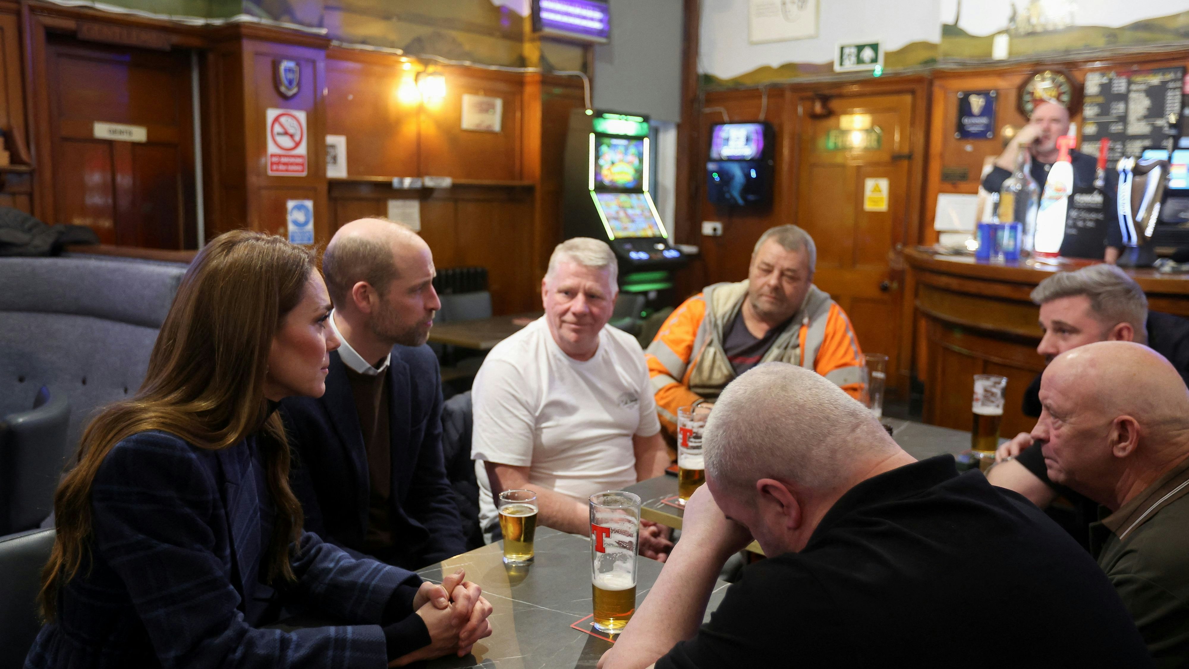 Nach dem ganzen Trubel genossen die Royals ein kaltes Bier im Pub mit Einheimischen.