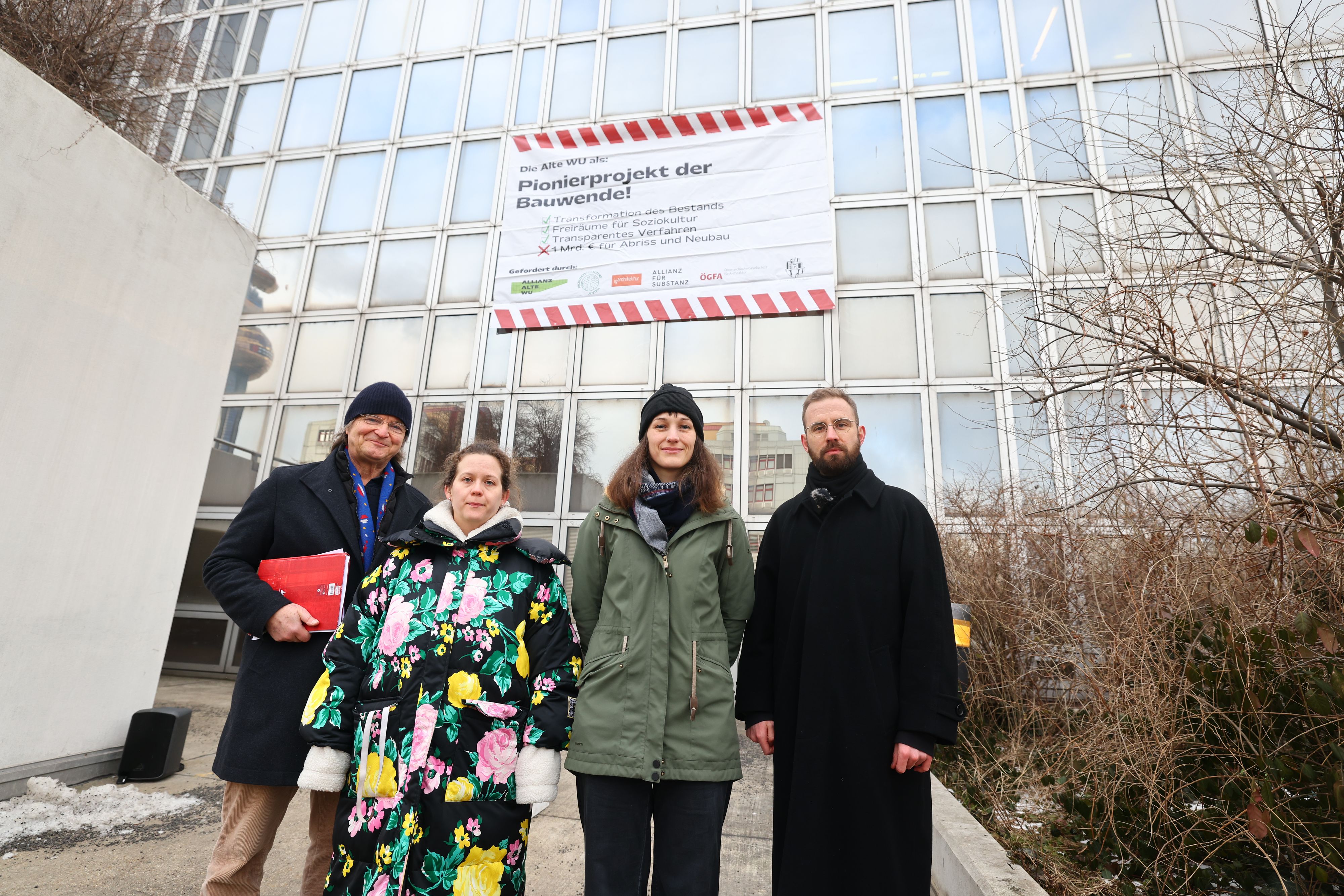 (v.l.) Architekt Johannes Zeininger, Mena Huber von “4lthangrund für Alle