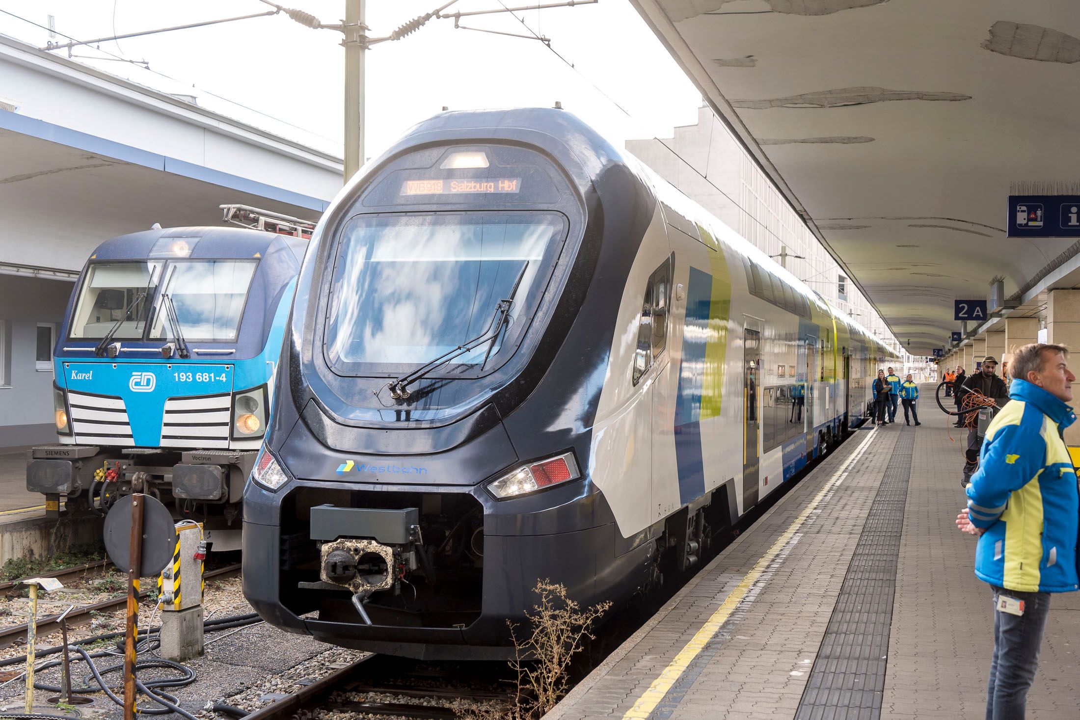 Westbahn-Züge haben zwei Stockwerke und sind deswegen ein Stück höher.
