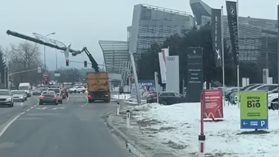 Drei Verletzte! Verkehrs-Schilder krachen auf Autos