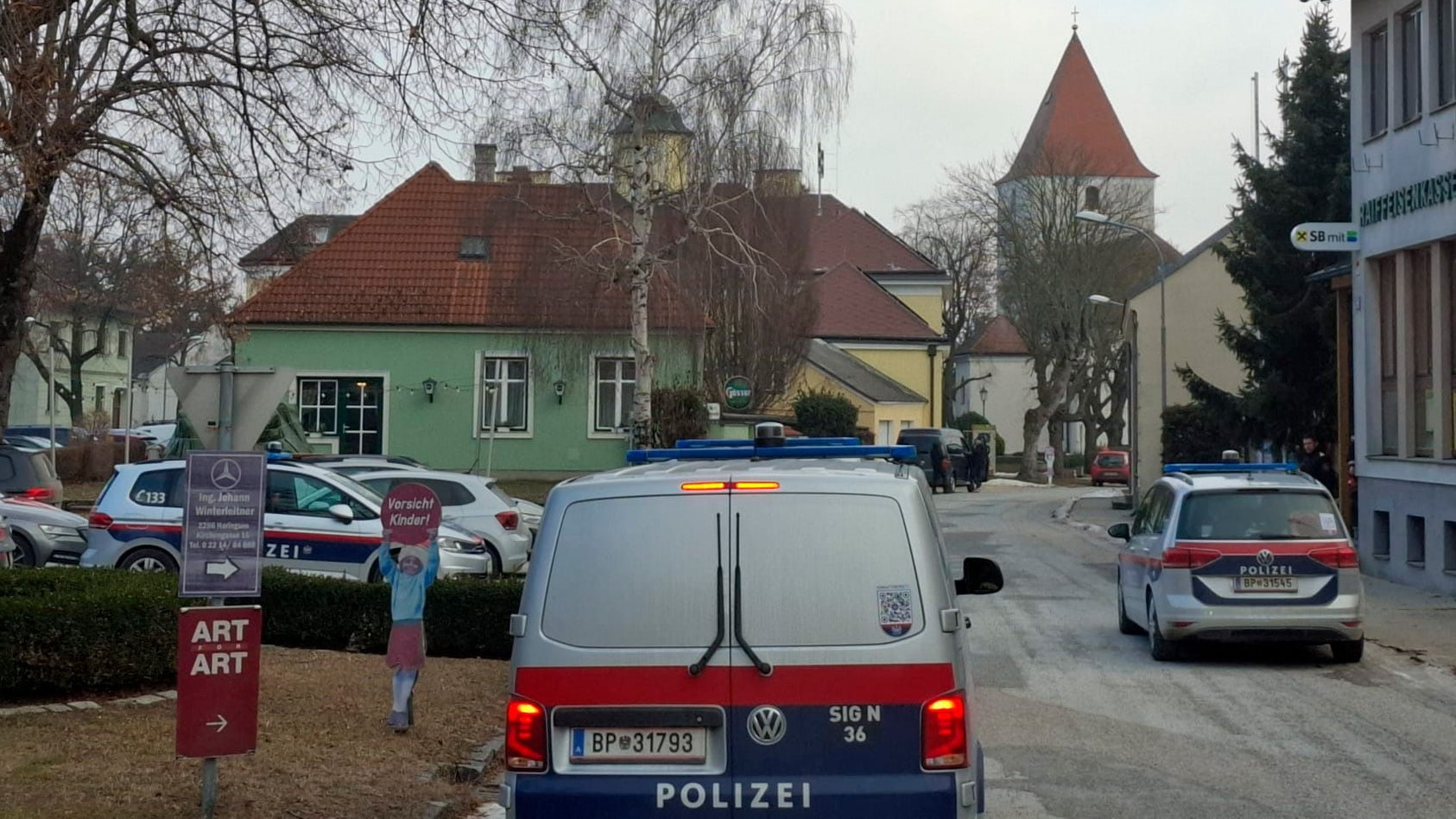 Heute.at - Banküberfall in NÖ – Polizei steht im Großeinsatz