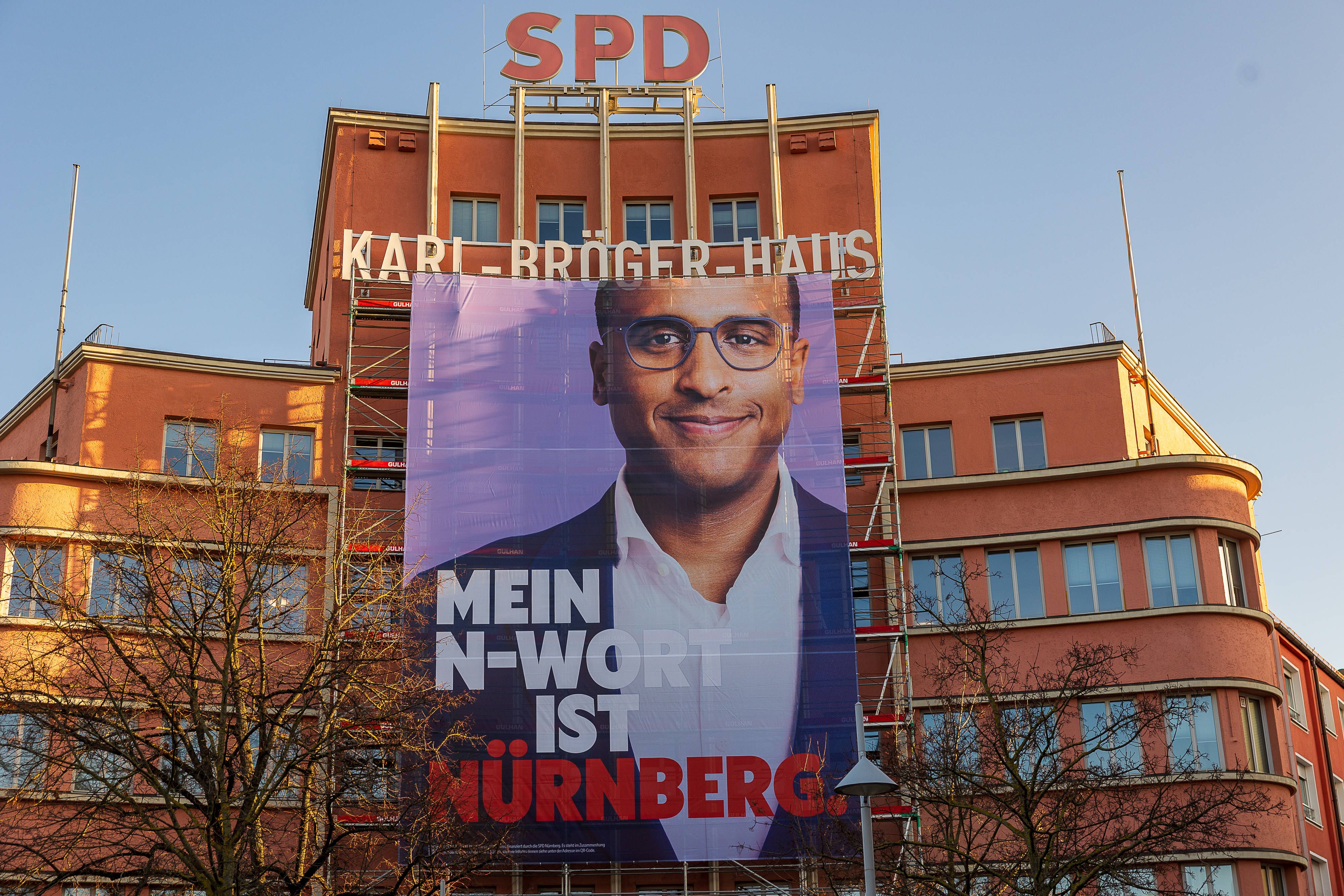 Das umstrittene Wahlplakat am Karl-Bröger-Haus der SPD in Nürnberg zur Oberbürgermeisterwahl 2026.