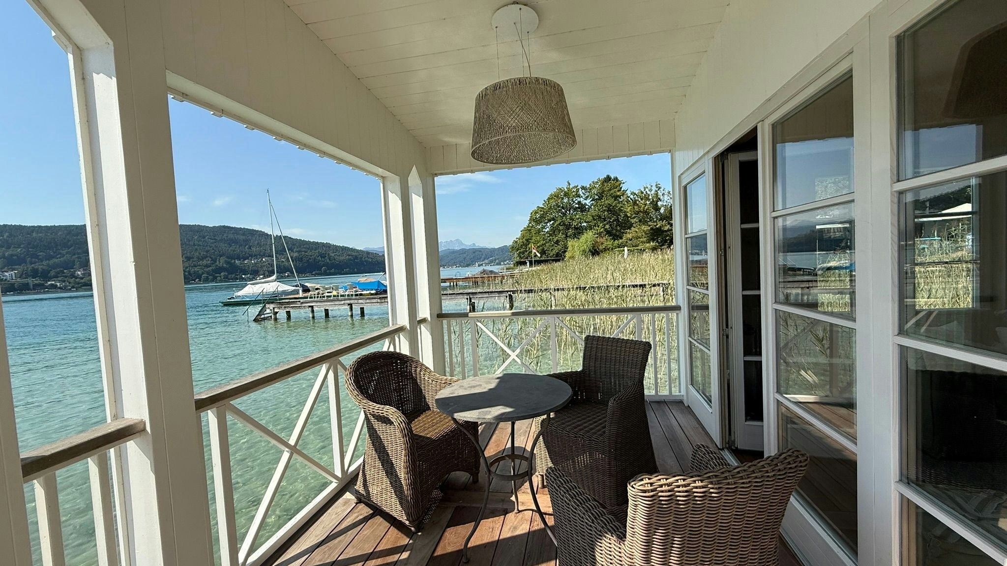 Superreiche suchen sich jetzt die schönsten Platzerln an den österreichischen Seen. Wären da nur nicht die "lästigen" Freizeitwohnsitzregelungen. 