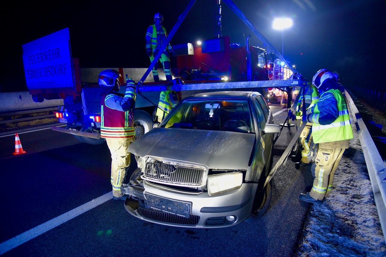 Aus bislang ungeklärter Ursache verlor ein Pkw-Lenker die Kontrolle über sein Fahrzeug und prallte gegen die Leitschiene. 