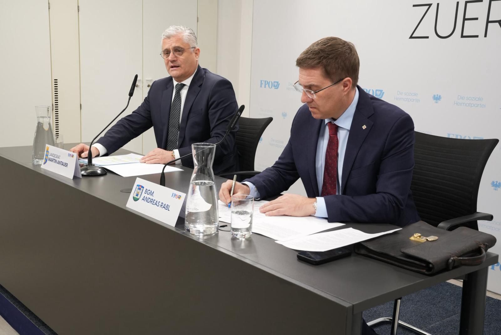 FPÖ-Spitzenkandidat Martin Antauer (l.) und der Welser FPÖ-Bürgermeister Andreas Rabl