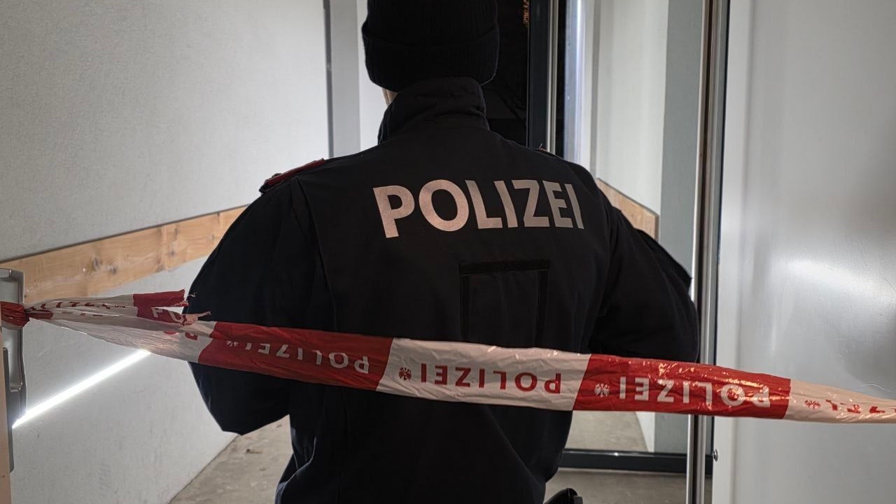 Vom mutmaßlichen Täter oder den Tätern fehlt bislang jede Spur. Die genauen Umstände des Vorfalls sind noch unklar. Das Landeskriminalamt Oberösterreich hat die Ermittlungen aufgenommen.