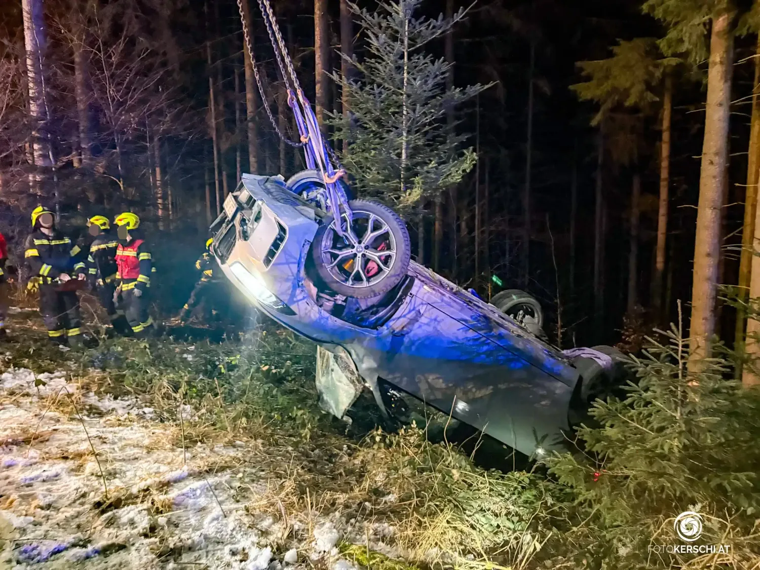 Die Feuerwehr barg das Auto in Ampflwang (Bez. Vöcklabruck) per Kran.