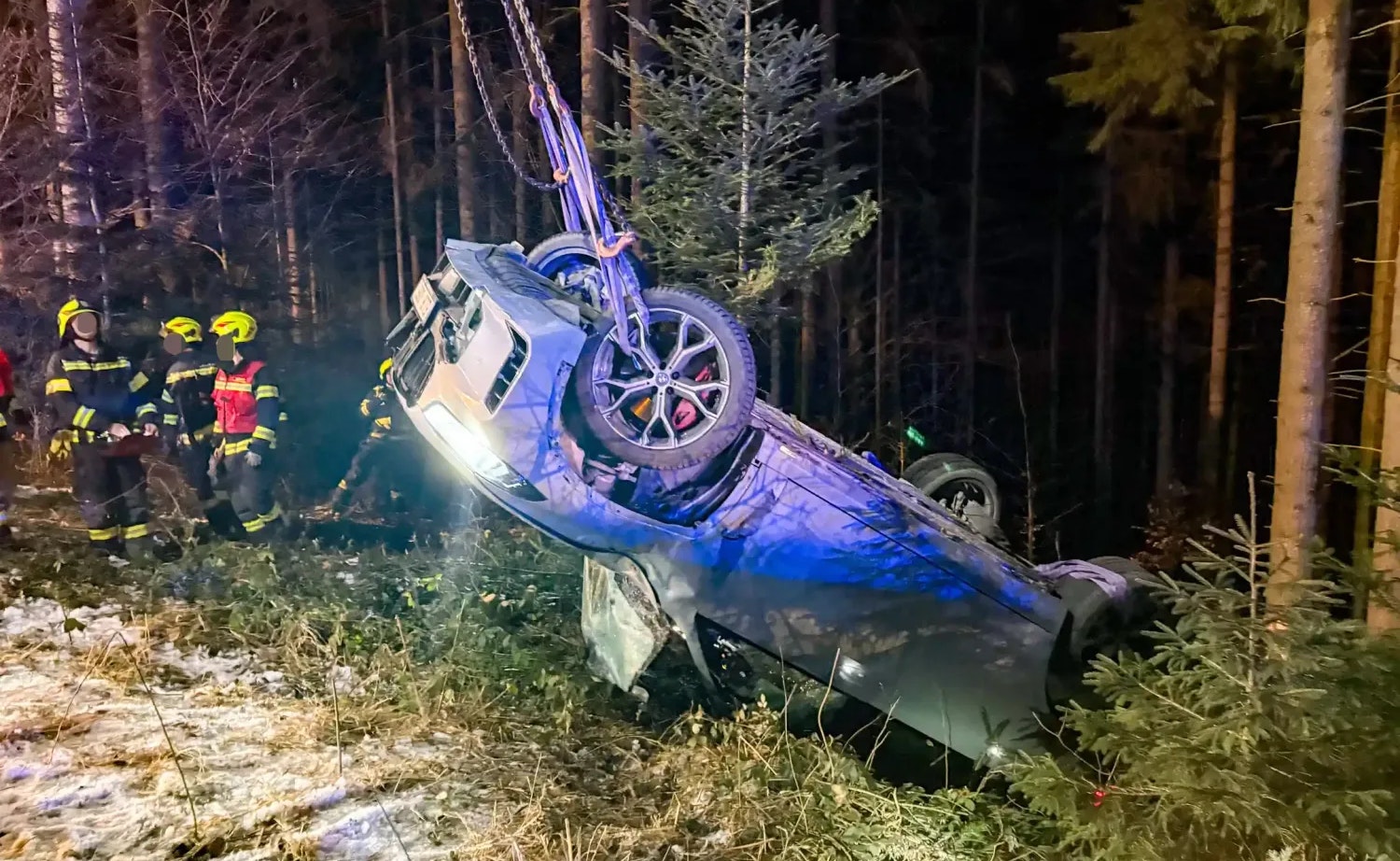 Heute.at - Heftiger Crash: BMW überschlägt sich und stürzt in Wald