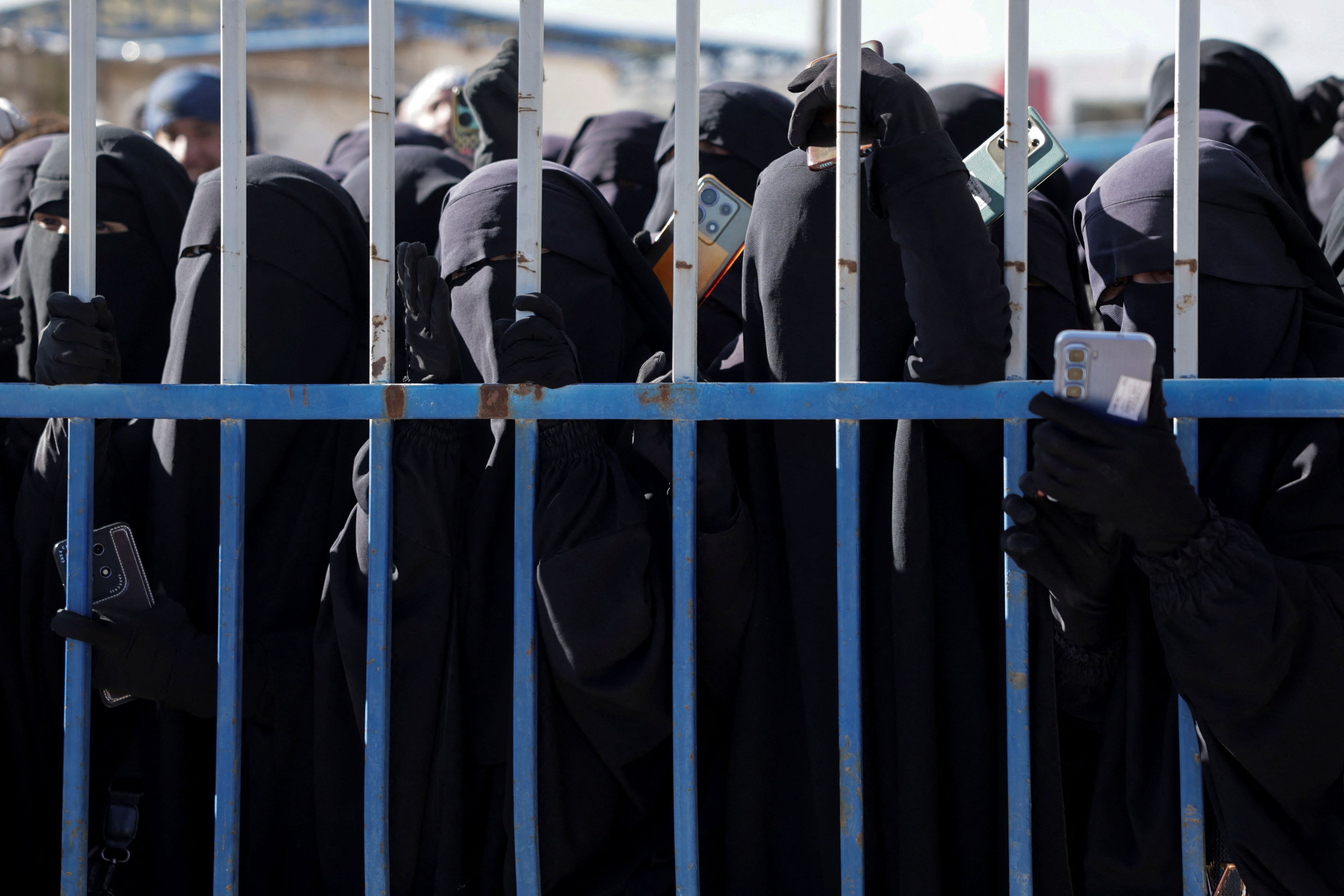 Das Lager Al-Hol in Nordostsyrien ist das größte Gefangenenlager für ehemalige IS-Terroristen und ihre Familien, die vielfach aus Europa stammen und nicht zurückkehren dürfen.