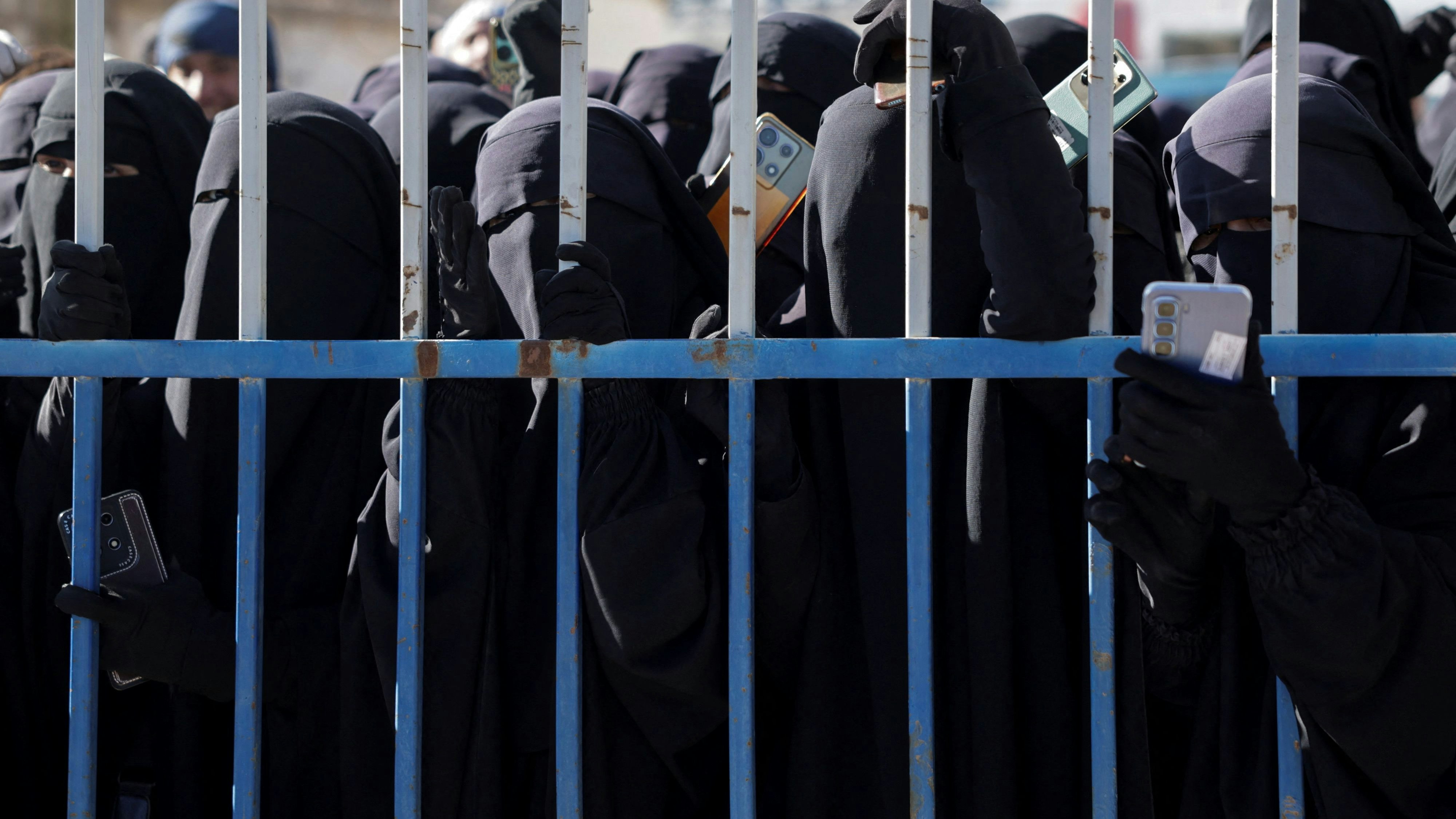 Heute.at - Syrien: Islamisten übernehmen Bewachung von IS-Kämpfern