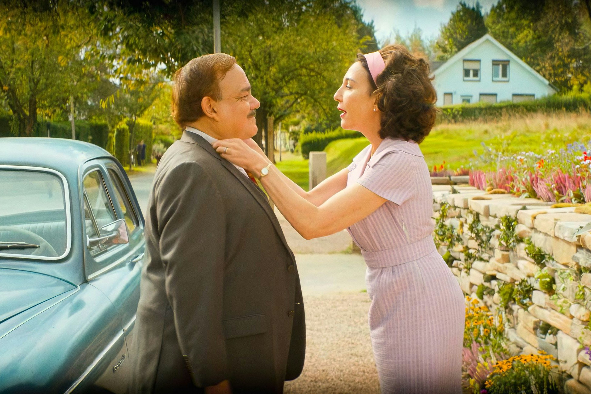 In den 1950ern ist die Welt noch in Ordnung: Michel (Didier Bourdon) und Hélène (Elsa Zylberstein) in "Die progressiven Nostalgiker"