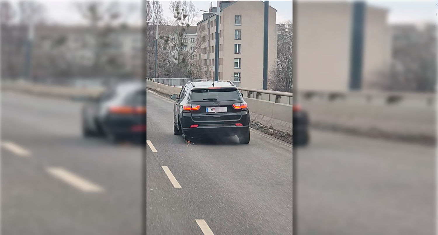 Dieser Jeep Compass fährt auch mit nur drei Rädern. 