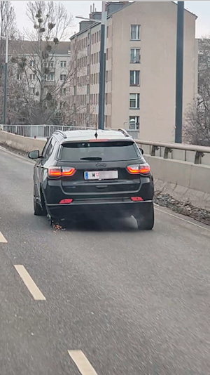 Gefährliches Fahrmanöver: Jeep fährt mit drei Rädern durch Wien. Funkenflug auf Gürtelbrücke sorgt für Aufsehen. Keine Verletzten gemeldet.