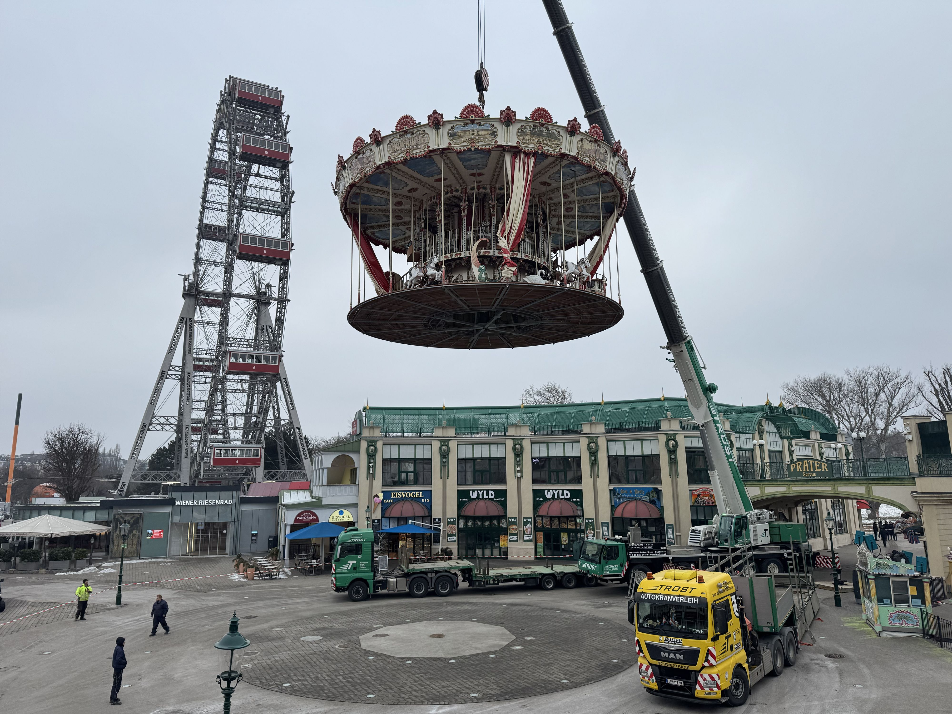 Das Alt Wiener Karussel im Prater wurde übersiedelt, ein Großkran war im Einsatz.