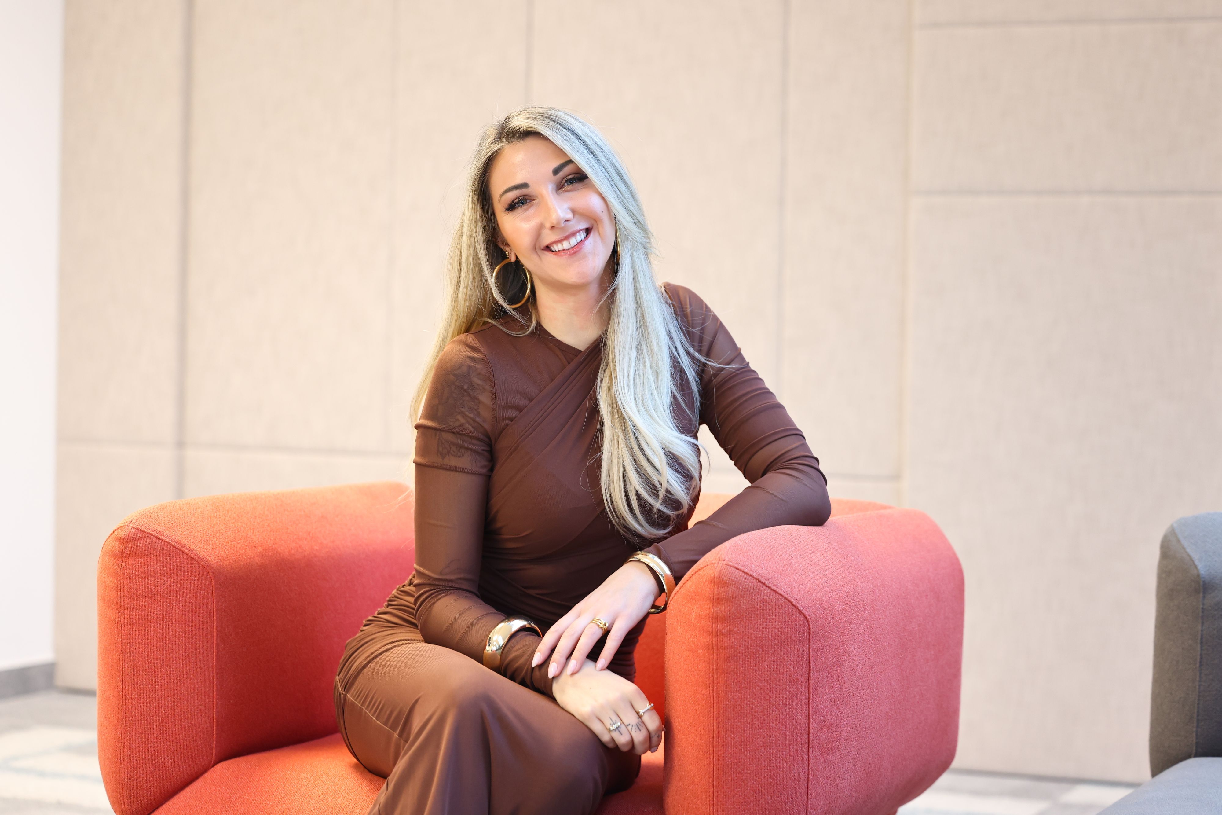 Heute.at - ESC-Anwärterin Kayla Krystin zündet I Brenn in Kitz