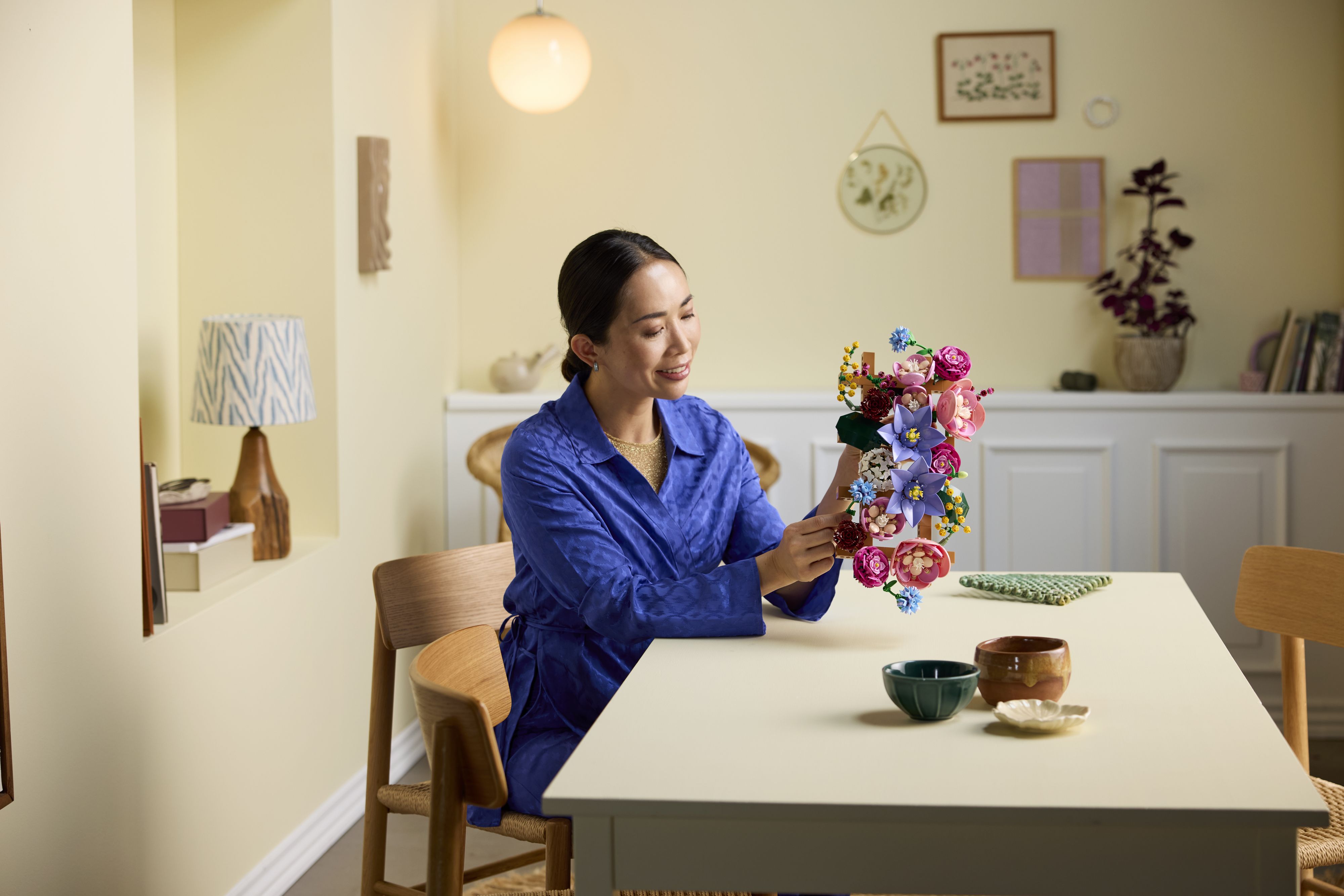 Auf einem modularen Gitter lassen sich verschiedenste LEGO-Blumen individuell anordnen.