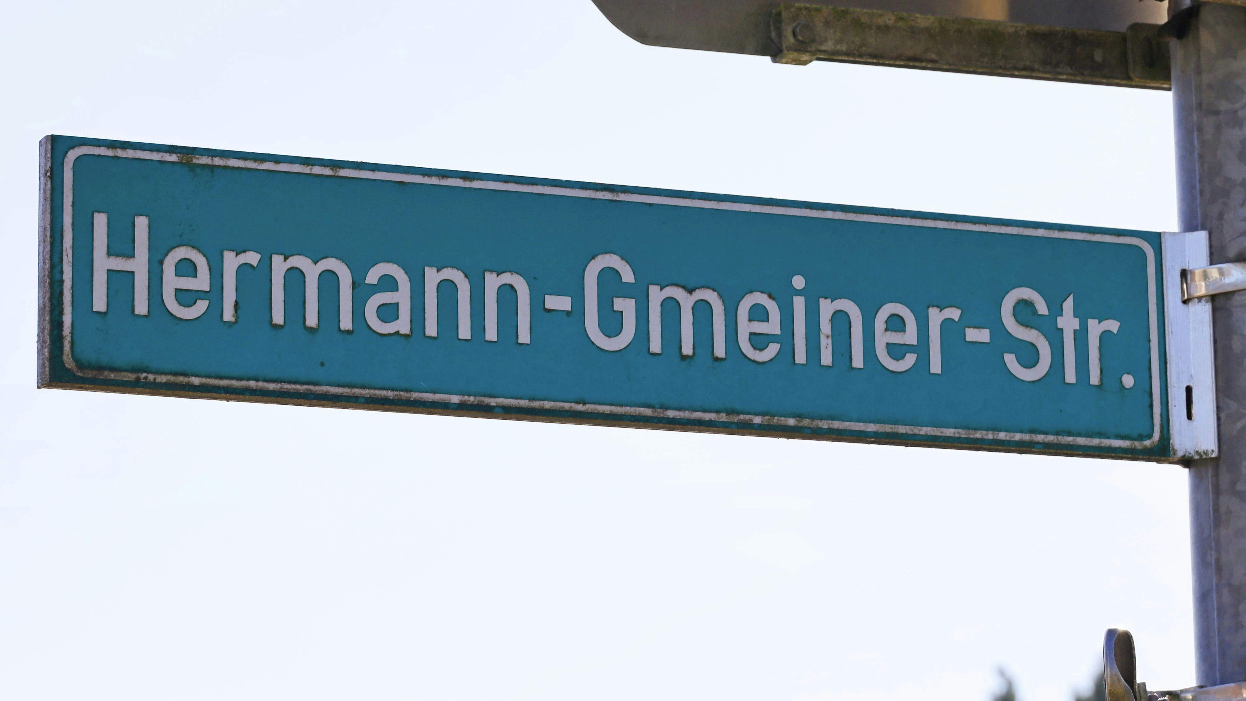 08.11.2025, Seekirchen, AUT, Unterwegs in Salzburg, Symbolbild, Themenbild, Verschiedene Themenbilder, im Bild Hermann-Gmeiner-Strasse, Schild, Seekirchen am Wallersee, Strassenschild, SOS Kinderdorf, Pressefoto Scharinger © 2025, PhotoCredit Daniel Scharinger